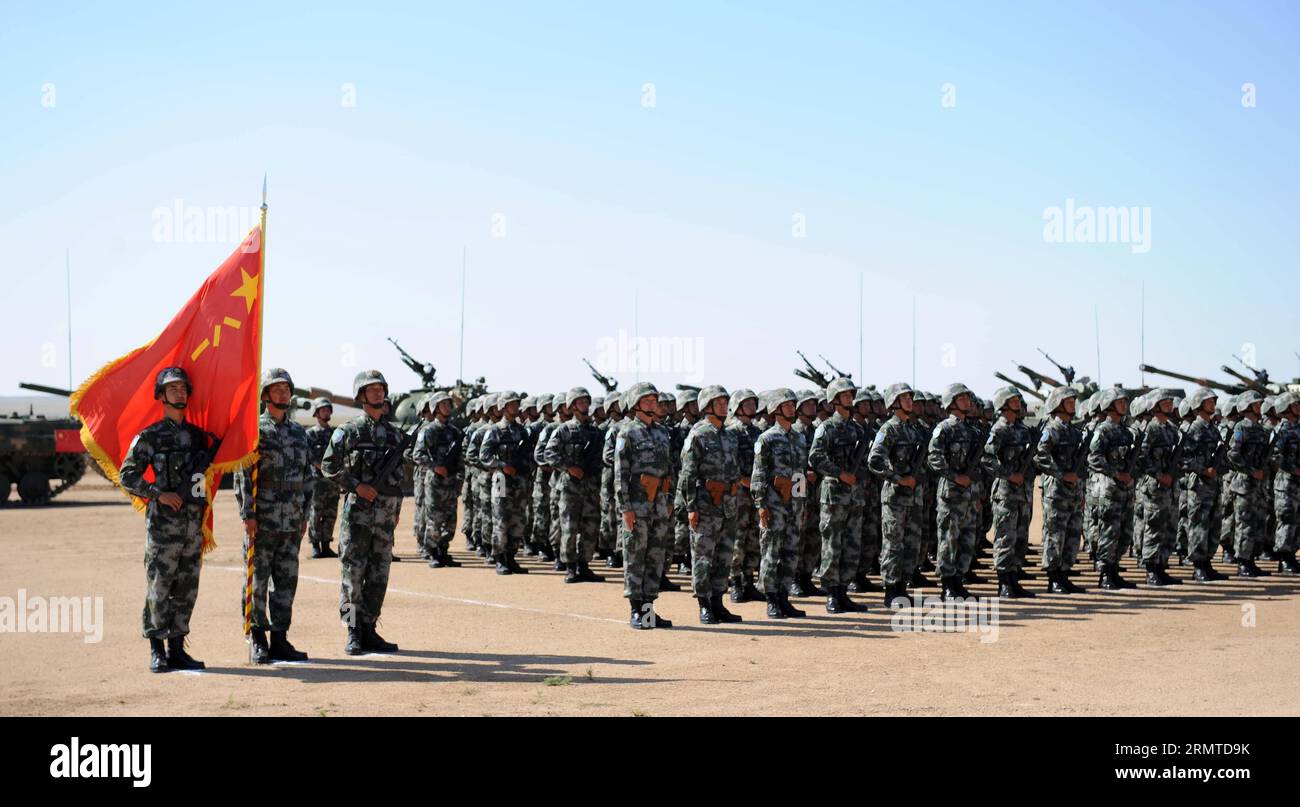 (140829) -- ZHURIHE, 29. August 2014 -- Chinesische Soldaten nehmen an der Abschlusszeremonie der Friedensmission 2014 Teil - Militärübung in Zhurihe, Innere Mongolei, Nordchina, 29. August 2014. Die Übung, an der mehr als 7.000 Mitarbeiter aus China, Russland, Kasachstan, Kirgisistan und Tadschikistan, Mitgliedstaaten der Shanghai Cooperation Organization (SCO), beteiligt waren, und erwartet, die multilaterale Entscheidungsfindung zu verfeinern, gemeinsame Anti-Terror-Bemühungen zu schärfen und den Austausch von Geheimdiensten zu fördern, um Frieden und Stabilität in der Region zu gewährleisten, endete hier am Freitag zusammen mit der ersten Ausgabe des Militärtattoos der SCO. ) CHINA-INNERE MONGOLI Stockfoto