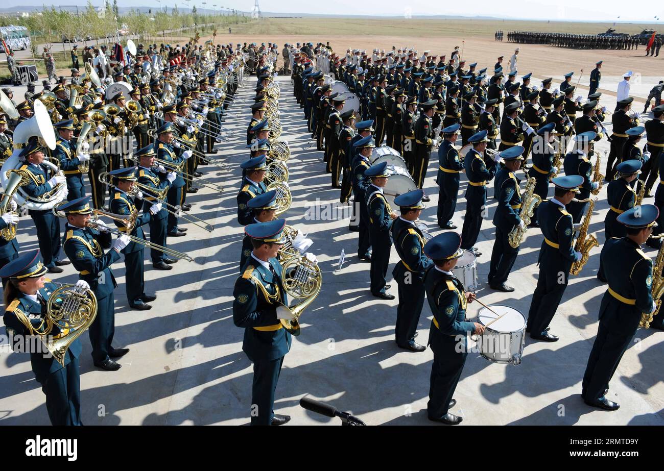 (140829) -- ZHURIHE, 29. August 2014 -- Militärbands aus Mitgliedsländern der Shanghai Cooperation Organization (SCO) treten während der Abschlusszeremonie der Friedensmission - 2014 Militärübung in Zhurihe, Innere Mongolei, Nordchina, 29. August 2014 auf. Die Übung, an der mehr als 7.000 Mitarbeiter aus China, Russland, Kasachstan, Kirgisistan und Tadschikistan beteiligt waren und die multilaterale Entscheidungsfindung verbessern, die gemeinsamen Anti-Terror-Bemühungen schärfen und den Austausch von Geheimdiensten fördern sollte, um Frieden und Stabilität in der Region zu gewährleisten, endete hier am Freitag zusammen mit der ersten Ausgabe des militärischen Tattoos der SCO. ) CHINA-INNERER MONGO Stockfoto