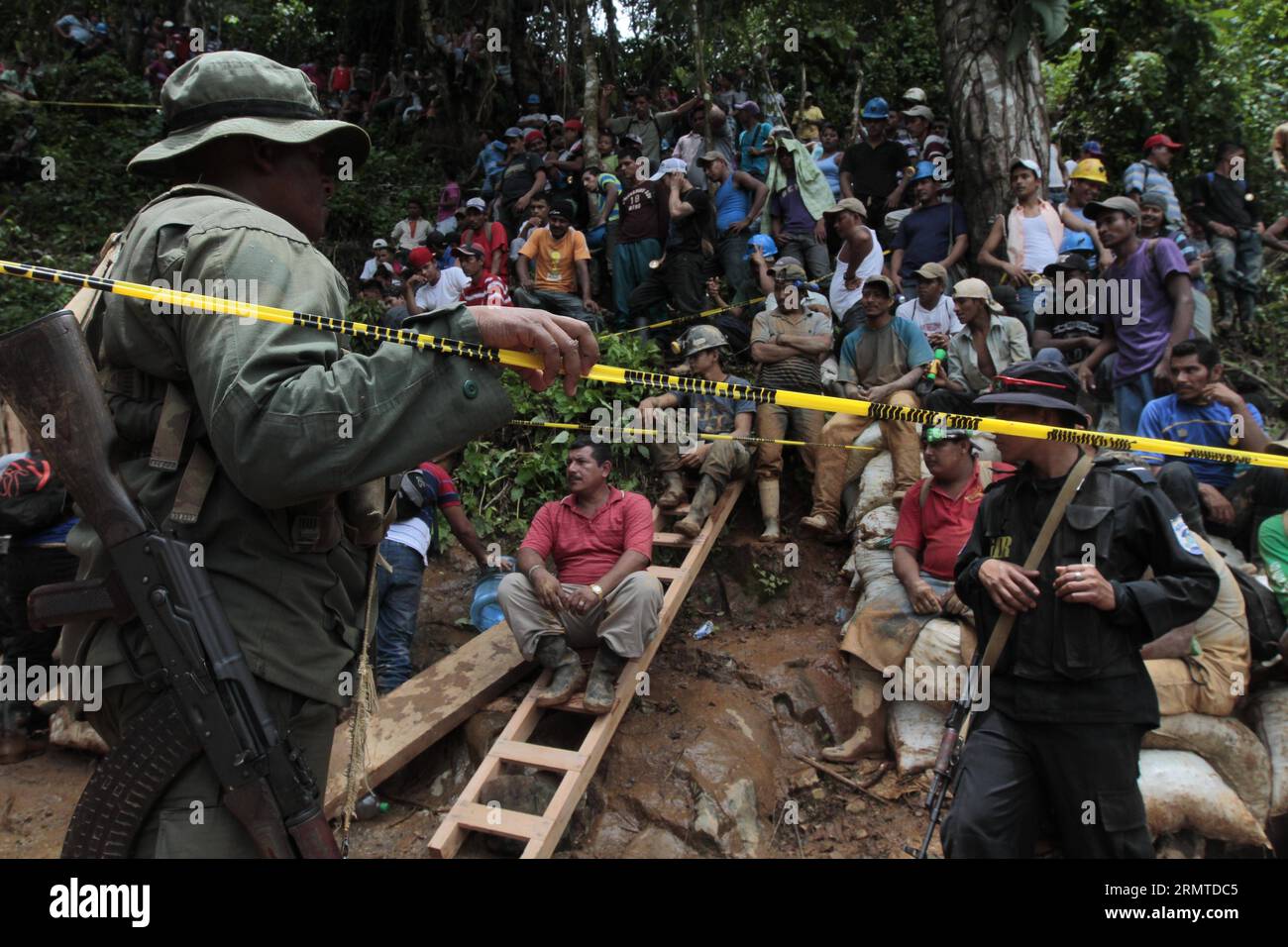 Die Menschen versammeln sich in der Gegend, wo ein Erdrutsch in einer Mine in Bonanza Town, Nord-Nicaragua, am 29. August 2014 stattfand. Mindestens 25 Arbeiter wurden gefangen gehalten, als am Donnerstag eine Goldmine in Bonanza einbrach. ) (vf) (sp) (lmz) NICARAGUA-BONANZA-UNFALL-MINE JohnxBustos PUBLICATIONxNOTxINxCHN Prominente versammeln sich in dem Gebiet, in dem ein Erdrutsch in einer Mine in Bonanza-Stadt in Nordnicaragua im August 29 2014 stattfand, mindestens 25 Arbeiter wurden gefangen, als eine Goldmine AM Donnerstag in Bonanza VF SP Nicaragua Bonagua Bonanza Bonanza Bonanza Bonanza Bonanza BonanzatxMine einbrach Stockfoto