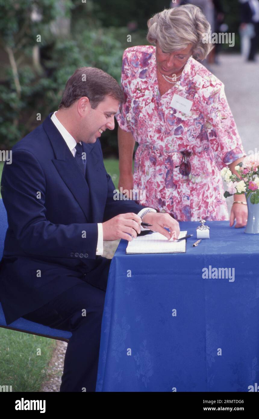 Prinz Andrew, der Duke of York unterzeichnet in Windemere in Lancashire am 15. Juli 1994 Foto: Henshaw Archive Stockfoto