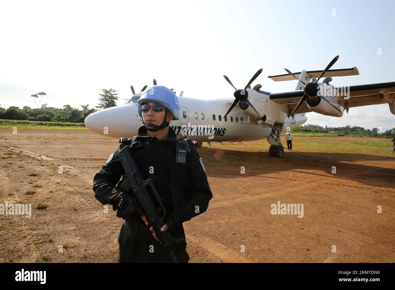 Ein Mitglied der chinesischen Friedenspolizei, die am 28. August 2014 in Liberia in der Nähe eines Spezialflugzeugs in Greenville, Liberia, stationiert ist. Sabeer Ali, der UN-Kommandeur für die Friedenssicherungsmission in Liberia, inspizierte am 28. August das Aufstandskommando der chinesischen Friedenspolizei. () Xinhua PUBLICATIONxNOTxINxCHN, Mitglied des Aufstands der chinesischen Friedenspolizei in Liberia, steht AM 28 2014. August in der Nähe eines Spezialflugzeugs in Greenville Liberia in Garde Ali der UN-Befehlshaber der Friedenssicherungsmission in Liberia inspizierte die chinesische Friedenspolizei Ri Stockfoto