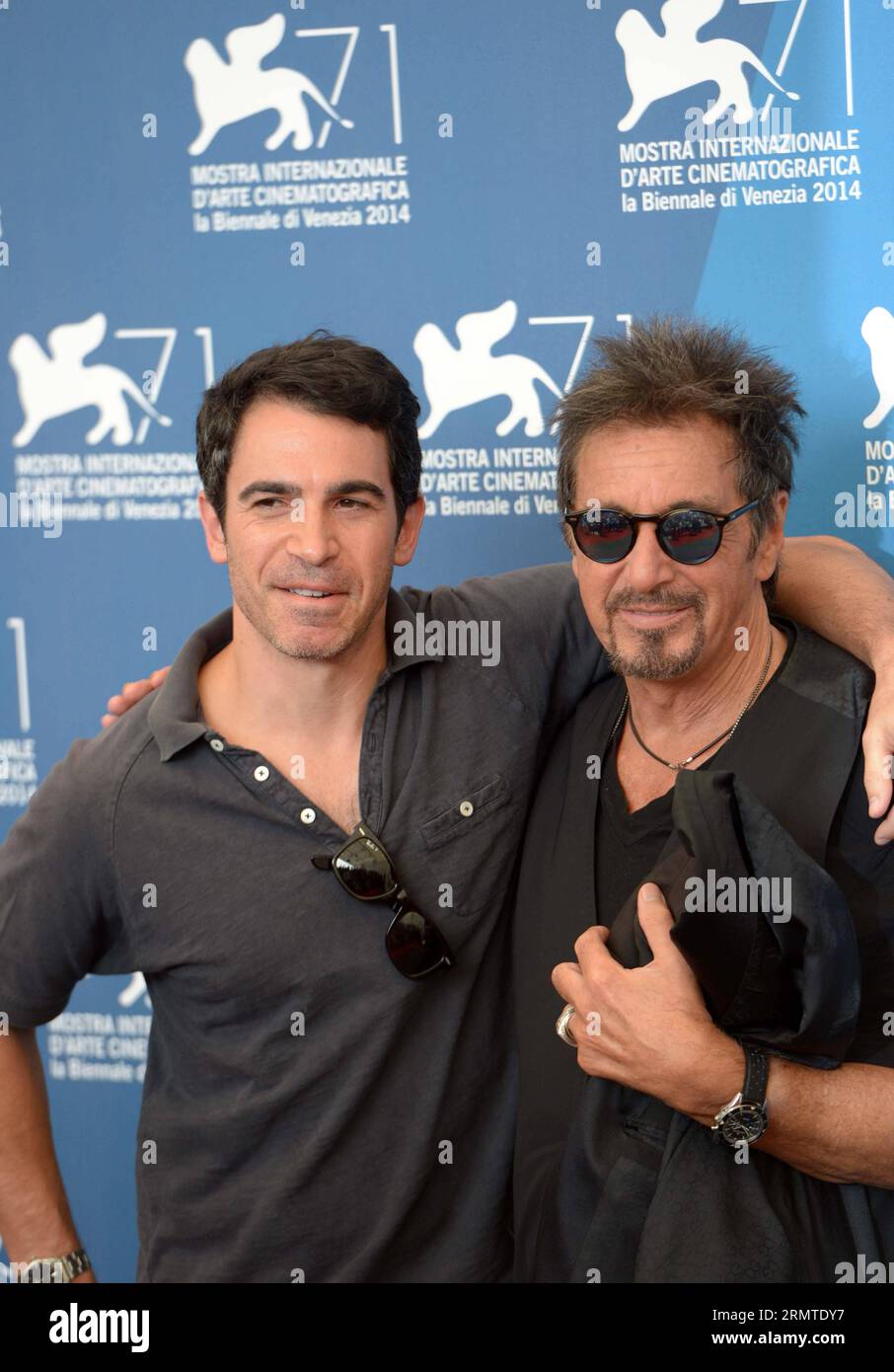 (140830) -- VENEDIG, 30. August 2014 -- Schauspieler Al Pacino (R) und Chris Messina posieren während des Fotoaufrufs für Manglehorn während des 71. Filmfestivals in Lido von Venedig, Italien, 30. August 2014. ) (Djj) ITALY-VENICE-FILM FESTIVAL-PHOTO CALL-MANGLEHORN LiuxLihang PUBLICATIONxNOTxINxCHN Venice Aug 30 2014 Schauspieler Al Pacino r und Chris Messina posieren während des Fotowettbewerbs während des 71. Venedig Film Festivals in Lido von Venedig Italien Aug 30 2014 Italy Venice Film Festival Photo Call PUBLICATIONxNOTxINxCHN Stockfoto