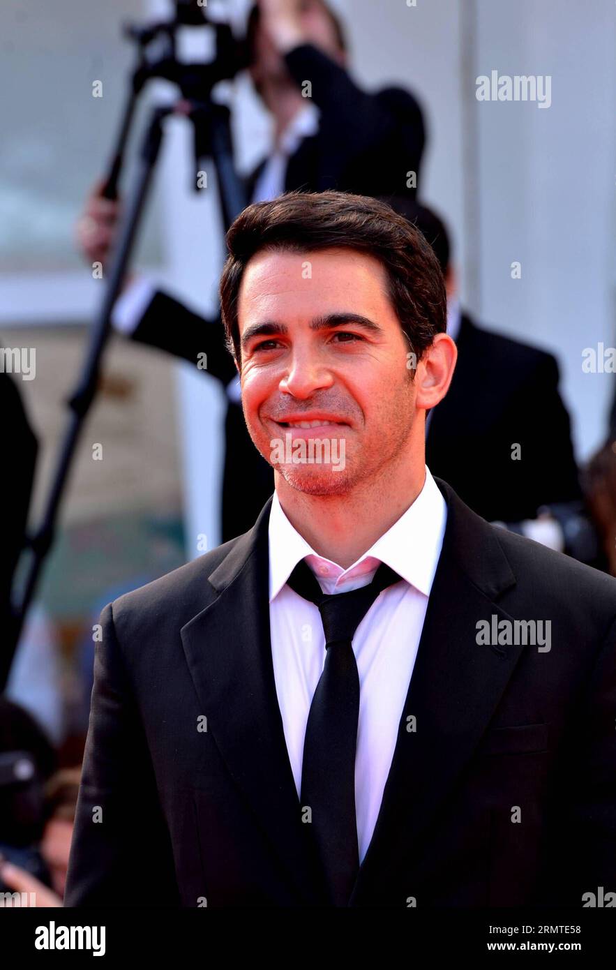 (140830) -- VENEDIG, 30. Aug. 2014 -- Schauspieler Chris Messina posiert auf dem roten Teppich für Manglehorn während des 71. Venedig Filmfestivals in Lido von Venedig, Italien, 30. Aug. 2014. ) ITALIEN-VENEDIG-FILM FESTIVAL-MANGLEHORN XuxNizhi PUBLICATIONxNOTxINxCHN Venedig Aug 30 2014 Schauspieler Chris Messina posiert AUF dem roten Teppich für das 71. Venedig Film Festival im Lido von Venedig Italien Aug 30 2014 Italien Venedig Film Festival PUBLICATIONxNOTxINxCHN Stockfoto