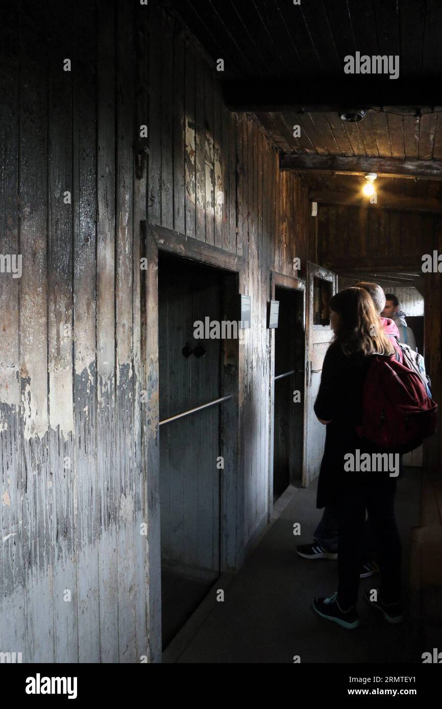 (140901) -- FRANKFURT (DEUTSCHLAND), 1. September 2014 -- am 21. August 2014 besuchen Menschen die Kaserne des ehemaligen Konzentrationslagers Sachsenhausen in Oranienburg bei Berlin. Das Konzentrationslager Sachsenhausen wurde 1936 in Oranienburg etwa 35 km nördlich von Berlin errichtet und inhaftierte zwischen 1936 und 1945 etwa 220.000 Menschen. Die Stätte diente heute als Gedenkstätte und Museum, um mehr über die Geschichte in der authentischen Umgebung zu erfahren, einschließlich der Überreste von Gebäuden und anderen Relikten des Lagers. ) KZ DEUTSCHLAND-SACHSENHAUSEN luoxhuanhuan PUBLICATIONxNOTxI Stockfoto