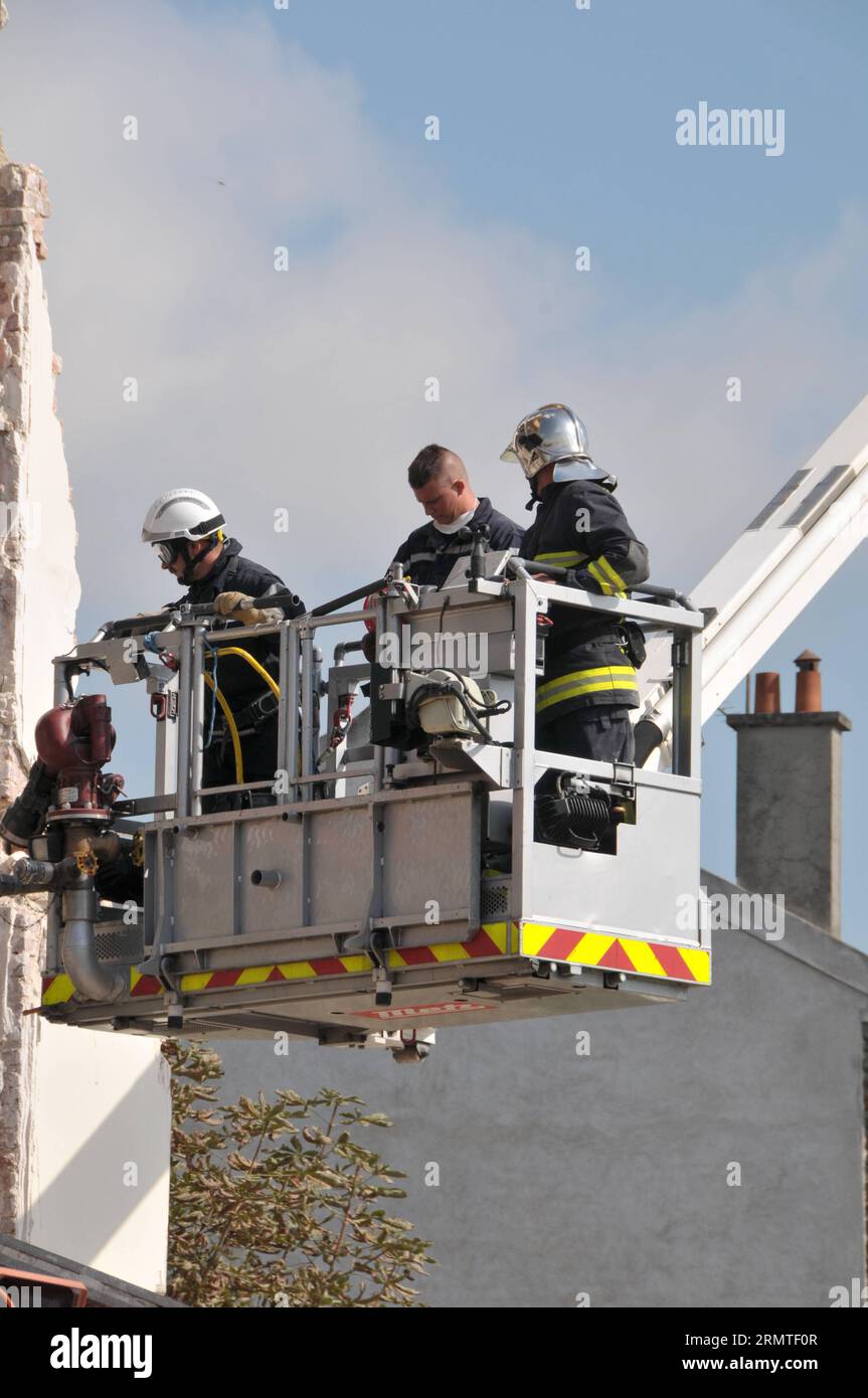 (140901) -- PARIS, 1. September 2014 -- Rettungskräfte arbeiten am Ort eines Gebäudeeinsturzes in Rosny-sous-Bois, Frankreich, 1. September 2014. Mindestens sieben Menschen wurden am Sonntag bei einem Gebäudeeinsturz in Rosny-sous-Bois in östlichen Pariser Vororten getötet, nachdem eine Explosion wahrscheinlich aufgrund von Gaslecks stattgefunden hatte. FRANCE-PARIS-COLLAPSE ZhouxSa ang PUBLICATIONxNOTxINxCHN Paris September 1 2014 Rettungsarbeiten AM Ort eines Gebäudeeinsturzes in Rosny Sous Bois Frankreich September 1 2014 mindestens sieben Prominente wurden bei einem Gebäudeeinsturz in Rosny Sous Bois in östlichen Pariser Vororten AM Sonntag nach einer wahrscheinlichen Explosion GETÖTET Stockfoto