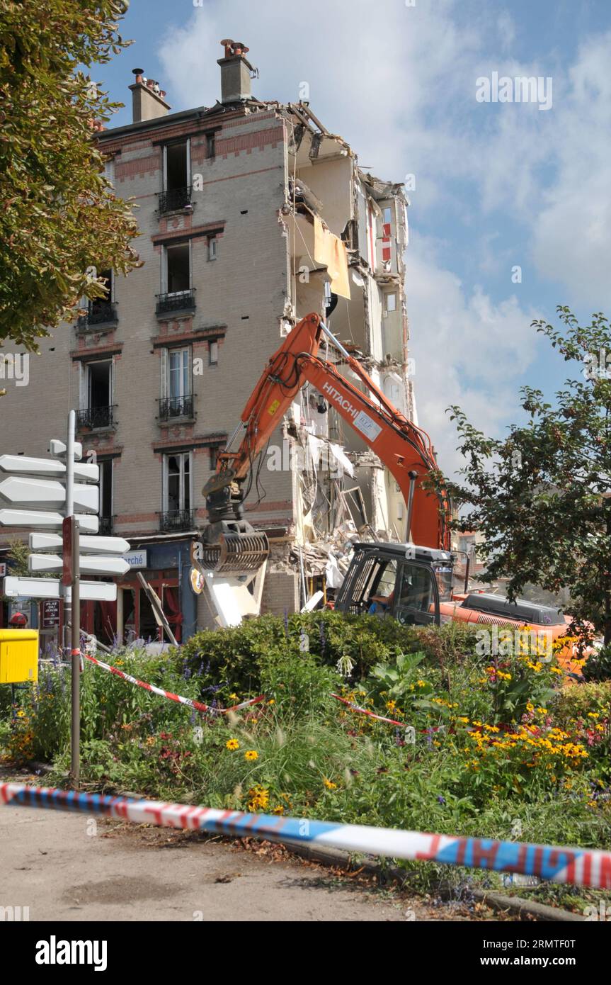 (140901) -- PARIS, 1. September 2014 -- Foto vom 1. September 2014 zeigt den Ort eines Gebäudeeinsturzes in Rosny-sous-Bois, Frankreich. Mindestens sieben Menschen wurden am Sonntag bei einem Gebäudeeinsturz in Rosny-sous-Bois in östlichen Pariser Vororten getötet, nachdem eine Explosion wahrscheinlich aufgrund von Gaslecks stattgefunden hatte. FRANCE-PARIS-COLLAPSE ZhouxSa ang PUBLICATIONxNOTxINxCHN Paris Sept 1 2014 Foto aufgenommen AM 1. September 2014 zeigt den Ort eines Baueinsturzes in Rosny Sous Bois Frankreich mindestens sieben Prominente wurden bei einem Baueinsturz in Rosny Sous Bois in östlichen Pariser Vororten AM Sonntag nach der Explosion Li GETÖTET Stockfoto
