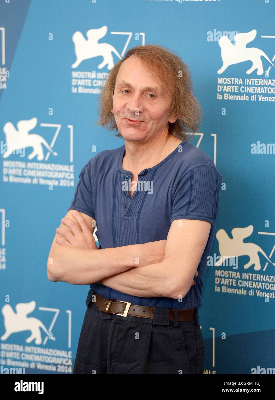 (140901) -- VENEDIG, 1. September 2014 -- Schauspieler Michel Houellebecq posiert während des Fotoaufrufs für Nahtoderfahrung, der für den Horizont-Wettbewerb während des 71. Filmfestivals in Venedig, Lido of Venice, Italien, am 1. September 2014 ausgewählt wird. ) ITALIEN-VENEDIG-FILM FESTIVAL-NAH-TOD-ERLEBNIS-FOTO-ANRUF LIUXLIHANG PUBLICATIONXNOTXINXCHN Stockfoto