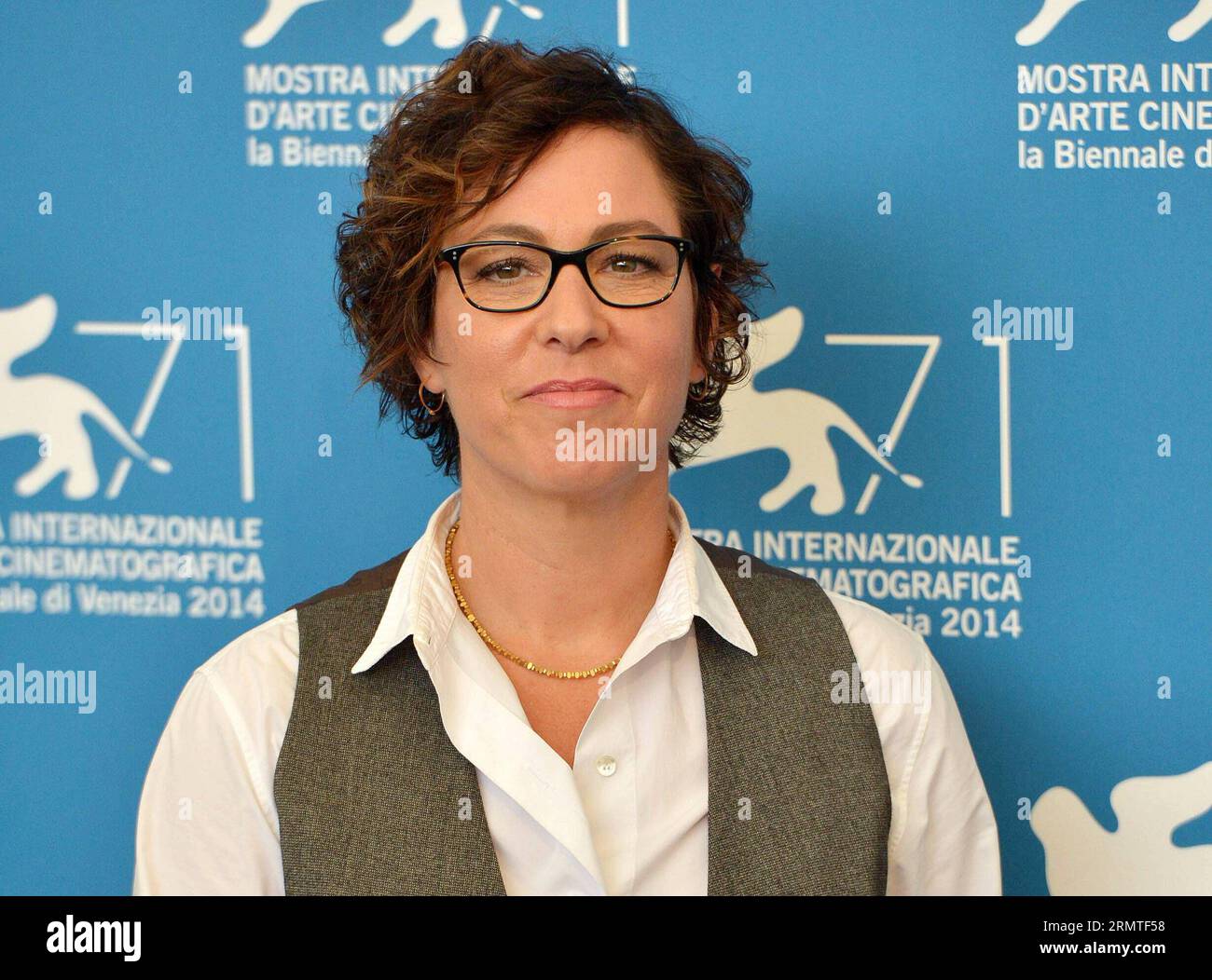 (140901) -- VENEDIG, 1. Sept. 2014 -- Regisseurin Lisa Cholodenko posiert während des Fotoaufrufs für Olive Kitteridge, der am 1. Sept. 2014 während des 71. Filmfestivals in Venedig im italienischen Lido ausgewählt wurde. ) (dzl) ITALIEN-VENEDIG-FILM FESTIVAL-FOTO CALL-OLIVE KITTERIDGE LiuxLihang PUBLICATIONxNOTxINxCHN Venedig September 1 2014 Regisseurin Lisa Cholodenko posiert während des Photo Call for Olive Kitteridge, die während des 71. Filmfestivals in Venedig Italien AM 1. September 2014 ausgewählt WIRD Kitteridge PUBLICATIONxNOTx Stockfoto