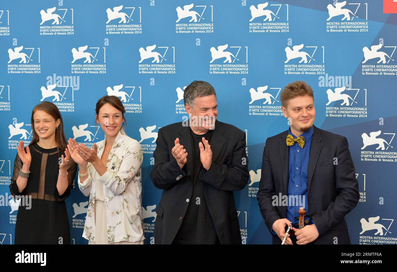 (140901) -- VENEDIG, 1. September 2014 -- der Komponist Alexei Kochetkov, Regisseur Amos Gitai, die Aktorinnen Sara Adler und Meshi Olinski (von R bis L) posieren während des Fotowettbewerbs für Tsili, der am 1. September 2014 während des 71. Filmfestivals in Venedig in Lido of Venice, Italien, zur Vorführung ausgewählt wird. (dzl) ITALIEN-VENEDIG-FILM FESTIVAL-PHOTO CALL-TSILI LiuxLihang PUBLICATIONxNOTxINxCHN Venedig 1. September 2014 Komponist Alexei Kochetkov Regisseur Amos Gitai Sara Adler und Meshi von r bis l posieren während des Fotowettbewerbs, der während des 71. Filmfestivals in Venedig in Lido von Venedig Ita zum Screening ausgewählt WIRD Stockfoto