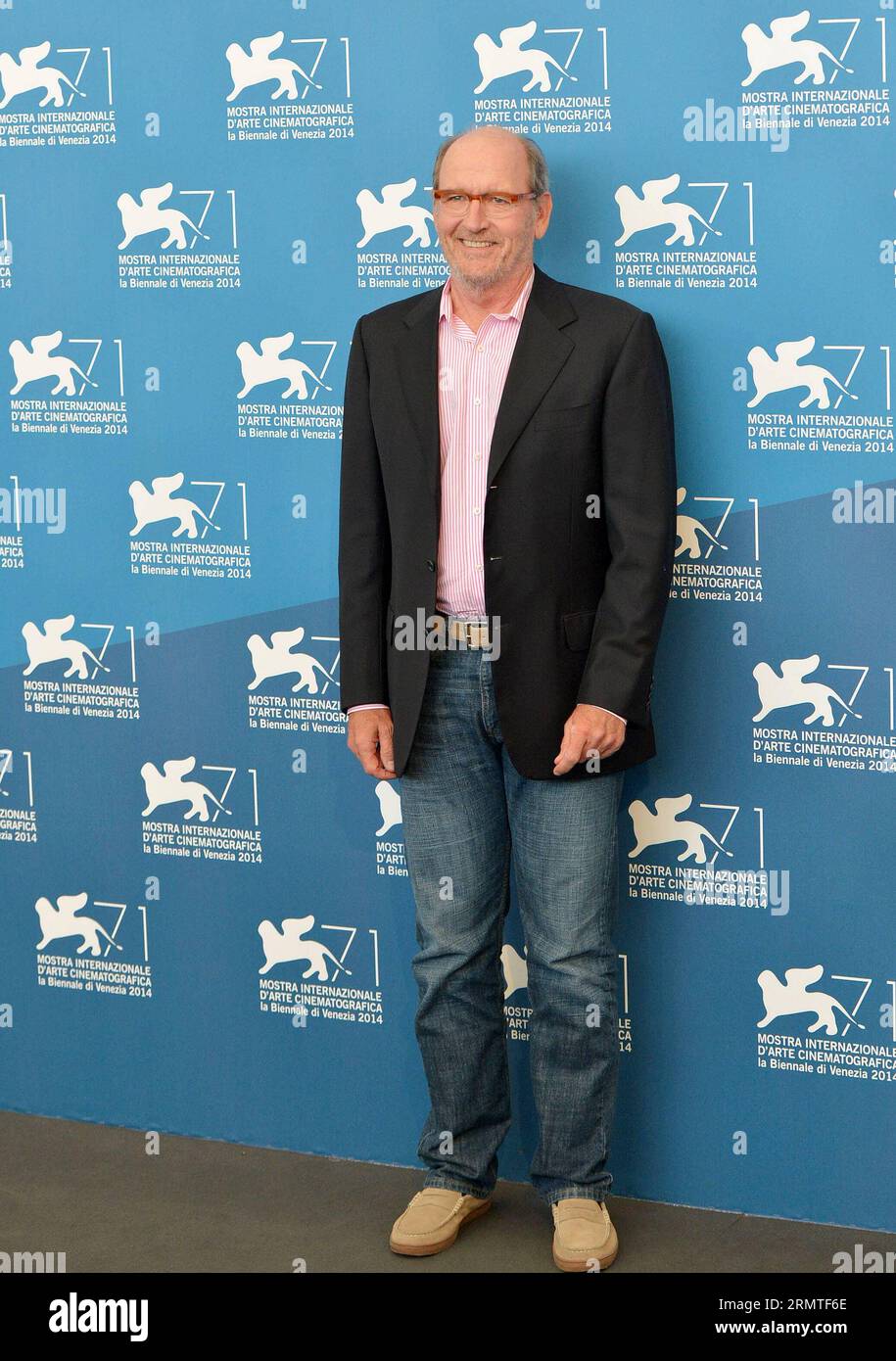 (140901) -- VENEDIG, 1. Sept. 2014 -- Schauspieler Richard Jenkins posiert während des Fotoaufrufs für Olive Kitteridge, der am 1. Sept. 2014 während des 71. Filmfestivals in Venedig, Lido of Venice, Italien, zur Vorführung ausgewählt wurde. ) (dzl) ITALIEN-VENEDIG-FILM FESTIVAL-FOTO CALL-OLIVE KITTERIDGE LiuxLihang PUBLICATIONxNOTxINxCHN Venedig Sept 1 2014 Schauspieler Richard Jenkins posiert während des Photo Call for Olive Kitteridge, der während des 71. Venedig Film Festivals in Lido von Venedig Italien AM 1. September 2014 ausgewählt WIRD Kitteridge PUBLICATIONxNOTxINxCHN Stockfoto
