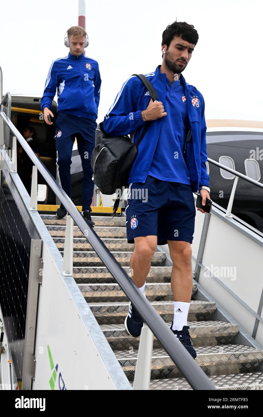 Zagreb, Zagreb. 30. August 2023. Maxime Bernauer und Mahir Emreli aus Dinamo Zagreb treffen am Flughafen Vaclav Havel Prag vor dem 2. Leg der UEFA Europa League gegen Sparta Praha am 30. August 2023 in Prag ein. Foto: Marko Lukunic/PIXSELL. Quelle: Pixsell/Alamy Live News Stockfoto