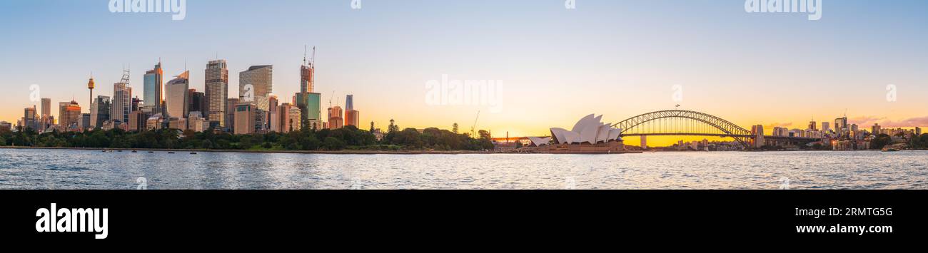 Wunderschönes Panorama der Skyline von Sydney City vom Royal Botanic Garden in der Dämmerung, NSW, Australien Stockfoto