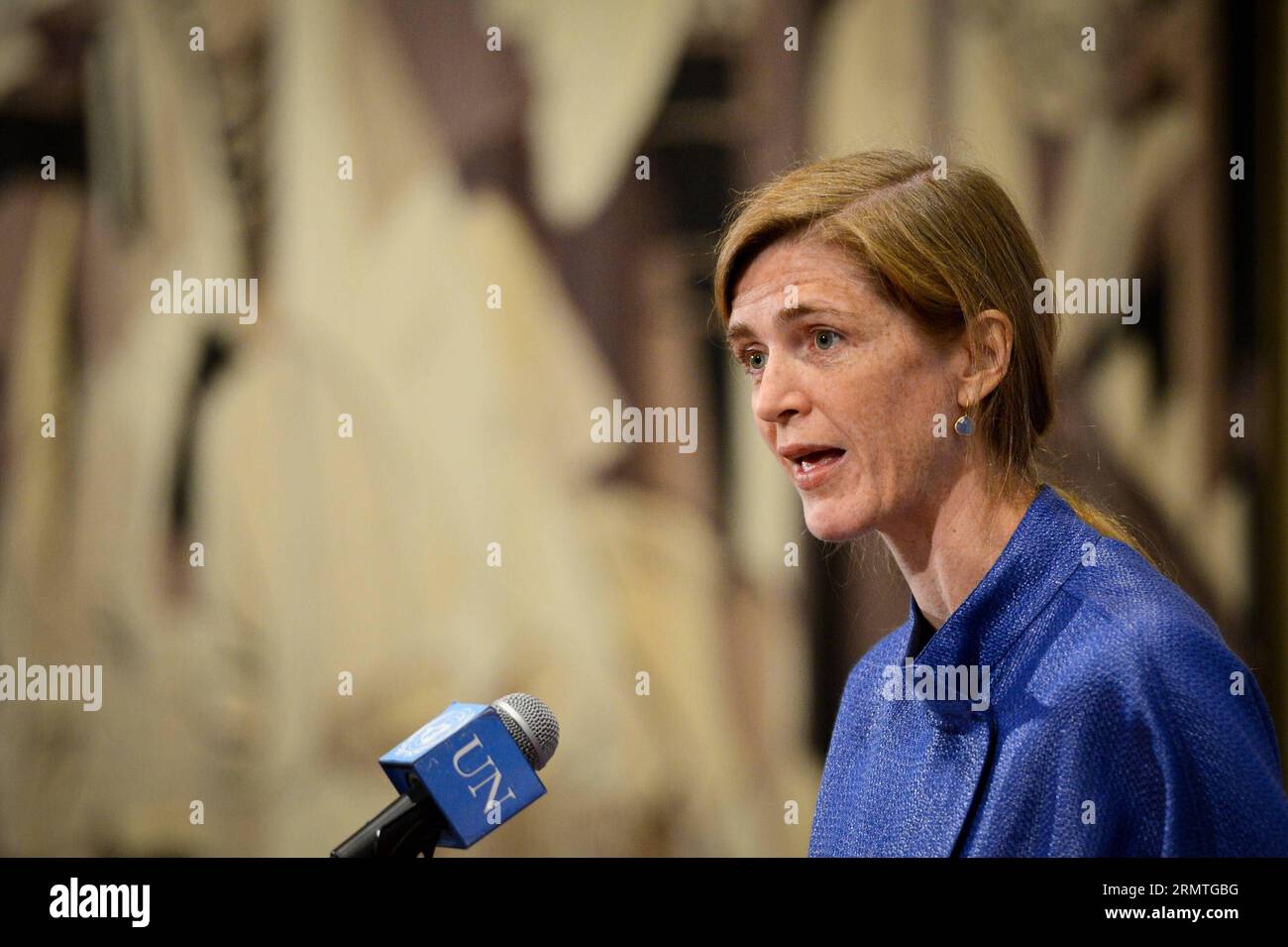 US-Botschafter bei der UN Samantha Power, der die rotierende Präsidentschaft des Sicherheitsrats für September innehat, liest am 3. September 2014 eine Pressemitteilung im UN-Hauptquartier in New York vor. Der UN-Sicherheitsrat hat am Mittwoch erneut seine Forderung nach unverzüglicher und bedingungsloser Freilassung von 45 inhaftierten Friedenssicherungskräften auf den Golanhöhen bekräftigt. ) UN-NEW YORK-SICHERHEITSRAT-GOLAN HÖHENERKLÄRUNG NiuxXiaolei PUBLICATIONxNOTxINxCHN US-Botschafter bei der UN Samantha Power, der im September den rotierenden Ratsvorsitz INNEHAT, liest AM 3. September 2014 eine Pressemitteilung AM UN-Hauptsitz in New York vor Stockfoto