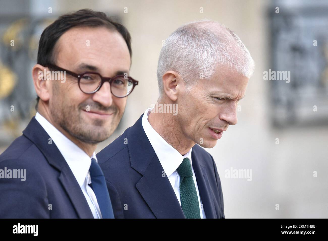 Paris, Frankreich. 30. August 2023. Dem Minister für Wirtschaft, Finanzen, Industrie und digitale Souveränität beigeordneter französischer Minister, zuständig für öffentliche Finanzen Thomas Cazenave (L), und der französische Minister, der dem Premierminister, der für die Beziehungen zum Parlament zuständig ist, Franck Riester, angehört, verlässt am Ende des Ministerrates in Paris am 30. August 2023 den Elysee-Palast. Foto von Firas Abdullah/ABACAPRESS.COM Credit: Abaca Press/Alamy Live News Stockfoto