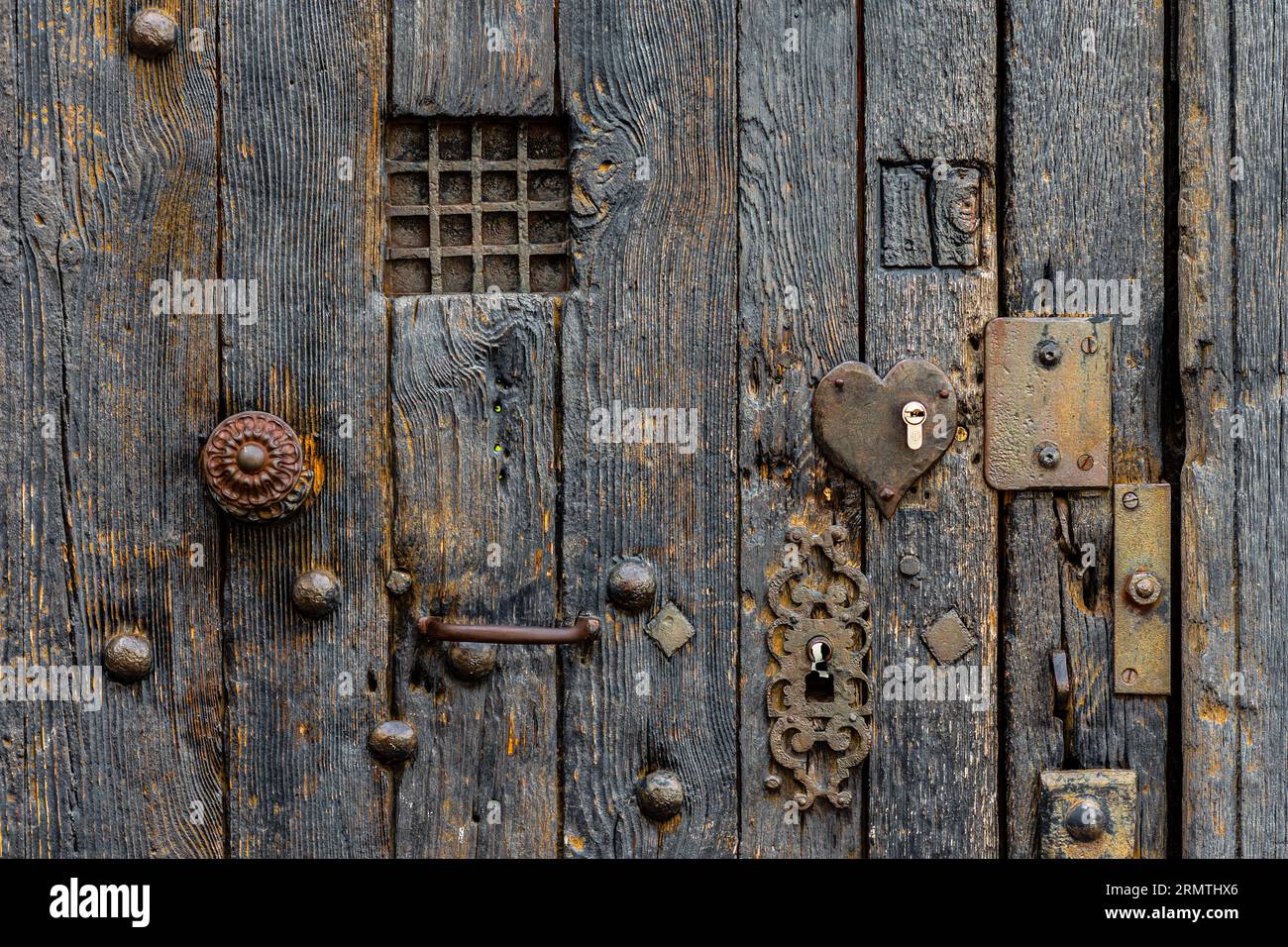 Details von Eisenarbeiten, Schlüsselplatte, Guckloch, Knopf und Nieten an alten Eichentüren - Tours, Indre-et-Loire (37), Frankreich. Stockfoto