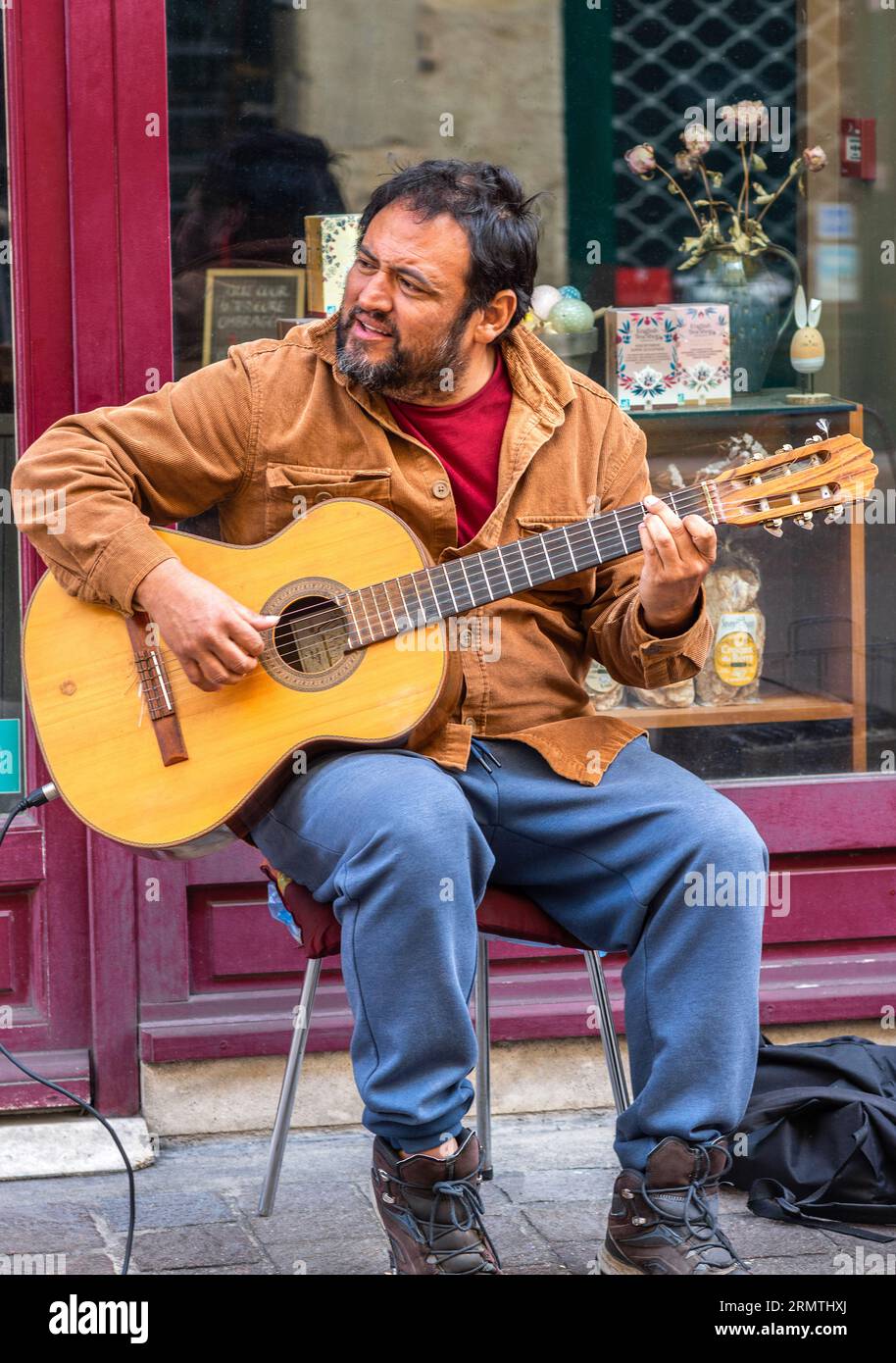 Ein spanischer Mann spielt Gitarre für Geld auf der City Street - Tours, Indre-et-Loire (37), Frankreich. Stockfoto