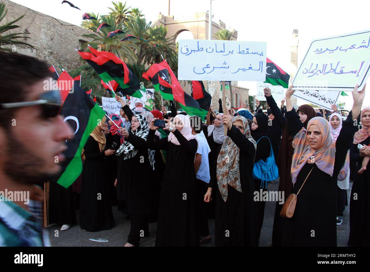 (140905) -- TRIPOLI, 5. September 2014 -- Demonstranten schwenken am 5. September 2014 Flaggen und gesangliche Parolen auf dem Märtyrerplatz in Tripoli, Libyen. Hunderte von Menschen gingen am Freitag auf die Straße, um das islamistische bewaffnete Gruppenbündnis Libya Dawn zu unterstützen, das die prosäkularen Milizen nach monatelangen Kämpfen besiegte und die Hauptstadt kontrollierte. LIBYEN-TRIPOLI-DEMONSTRATION HamzaxTurkia PUBLICATIONxNOTxINxCHN Tripoli 5. September 2014 Demonstranten Wellen Flaggen und Chant Slogans AUF DEM Märtyrerplatz in Tripoli Libyen AM 5. September 2014 gingen Hunderte von Prominenten auf die Straße, um die islamistische bewaffnete Gruppe Al zu unterstützen Stockfoto