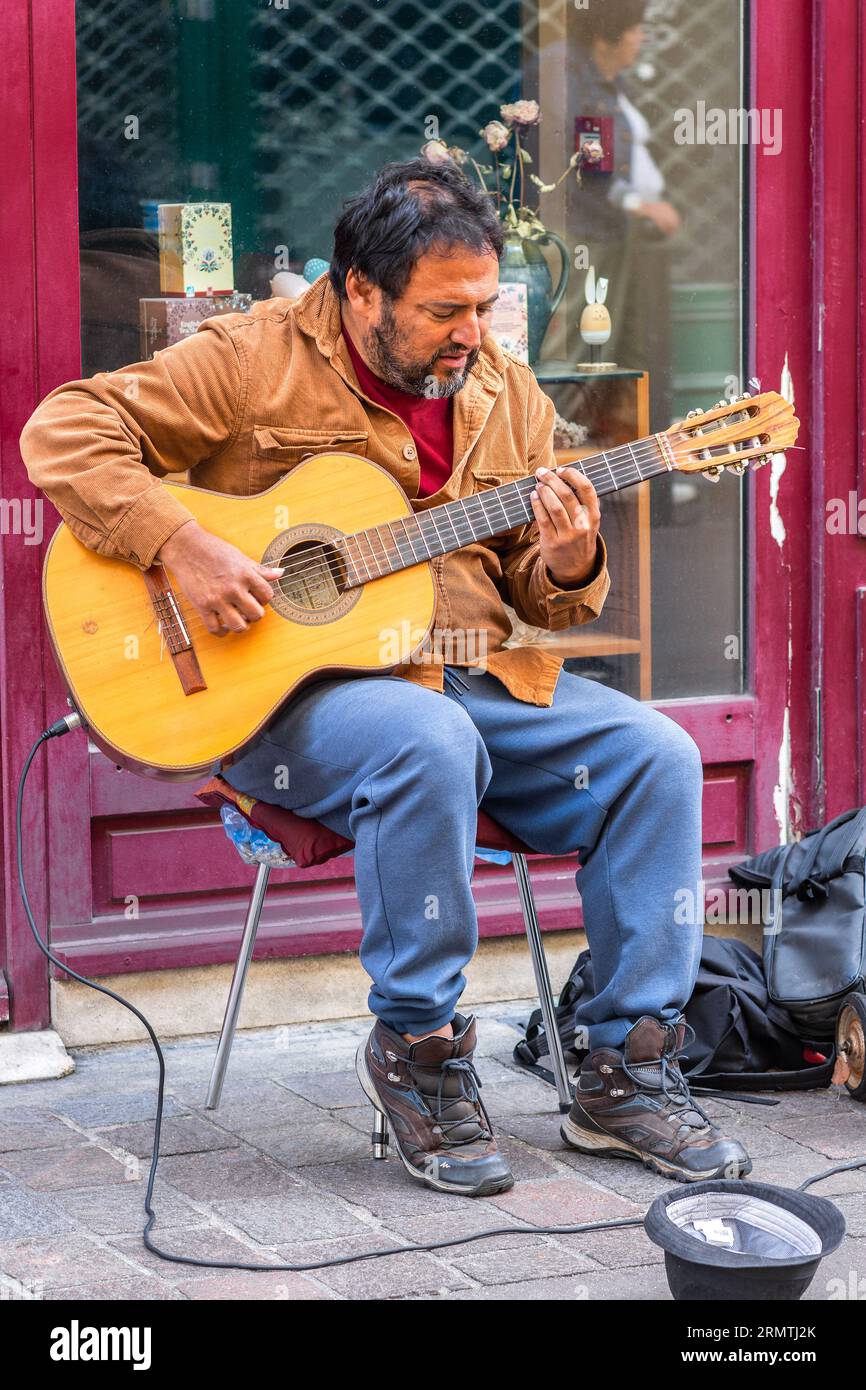 Ein spanischer Mann spielt Gitarre für Geld auf der City Street - Tours, Indre-et-Loire (37), Frankreich. Stockfoto