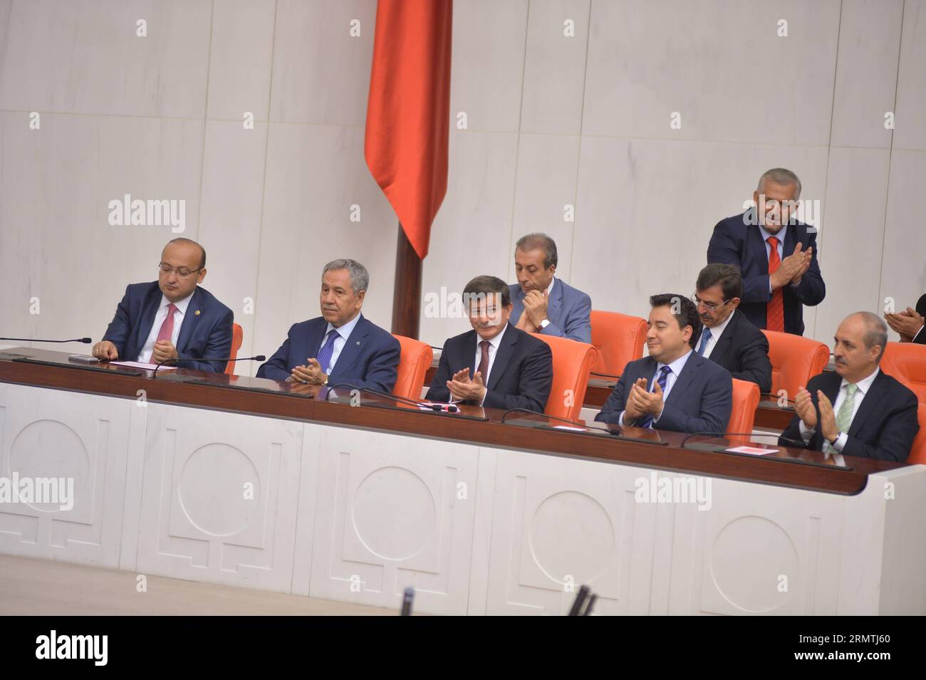 (140906) -- ANKARA, 6. September 2014 -- der türkische Premierminister Ahmet Davutoglu (C) nimmt am 6. September 2014 an einer parlamentssitzung in Ankara, der Hauptstadt der Türkei, Teil. Die neue türkische Regierung hat am Samstag im parlament in der türkischen Hauptstadt Ankara ein Vertrauensvotum gewonnen. Die 62. Türkische Regierung gewann 306 Stimmen der regierenden Partei für Gerechtigkeit und Entwicklung (AKP) im türkischen parlament, 133 Abgeordnete der Republikanischen Volkspartei (CHP) und der Nationalistischen Bewegung (MHP) stimmten dagegen. TÜRKEI-ANKARA-DAVUTOGLU-NEUE REGIERUNG-VERTRAUENSVOTUM MUSTAFAXKAYA Stockfoto