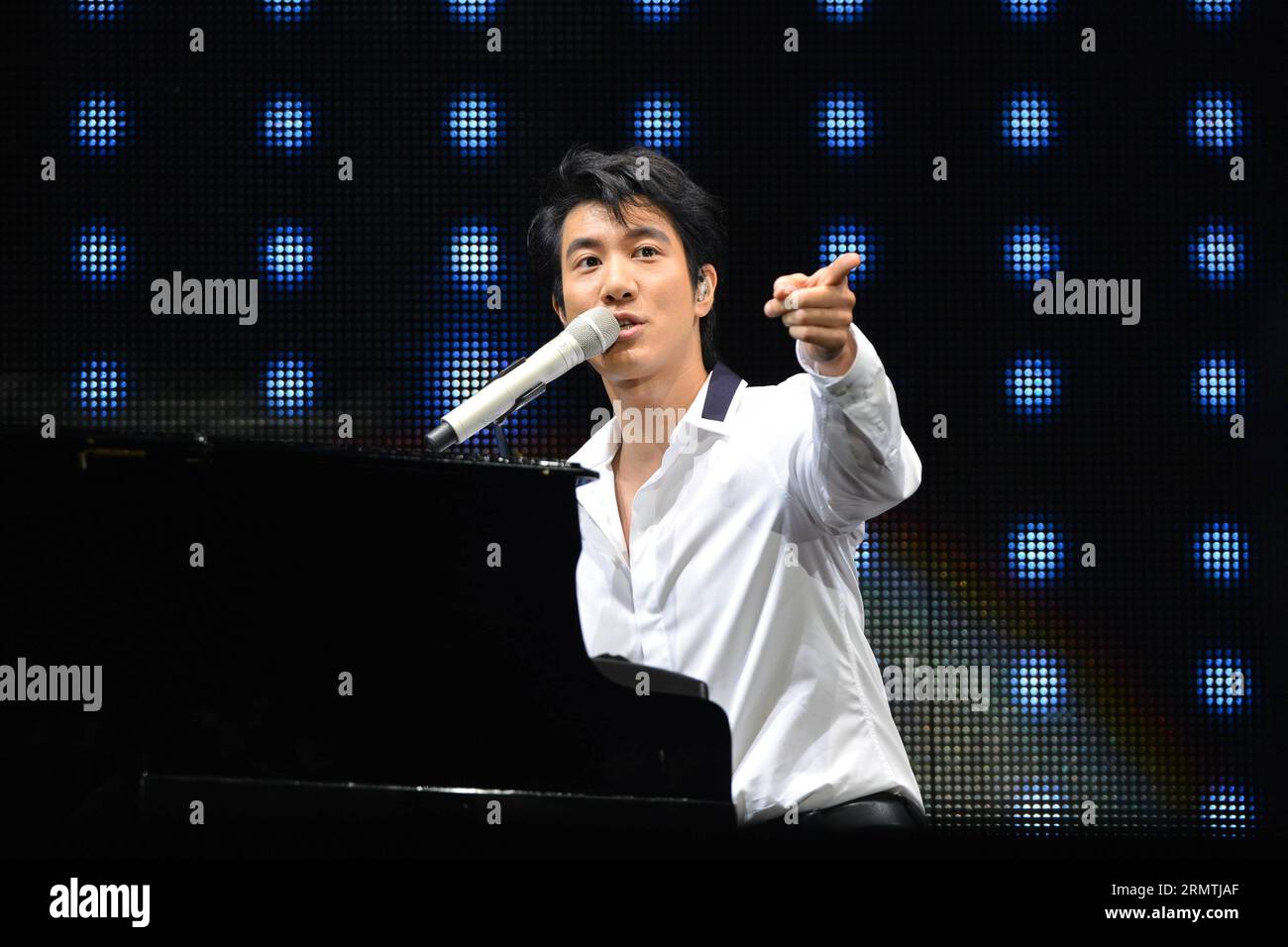 Sänger Wang Lee-Hom tritt während seines Galaxy 20th Anniversary Live-Konzerts in Kuala Lumpur, Malaysia, am 6. September 2014 auf. MALAYSIA-KUALA LUMPUR-WANG LEE-HOM-KONZERT ChongxVoonxChung PUBLICATIONxNOTxINxCHN Singer Wang Lee Hom spielt während seines Galaxy 20th Anniversary Live Concert in Kuala Lumpur Malaysia 6. September 2014 Malaysia Kuala Lumpur Wang Lee Hom Concert PUBLICATIONxNOTxINxCHN Stockfoto