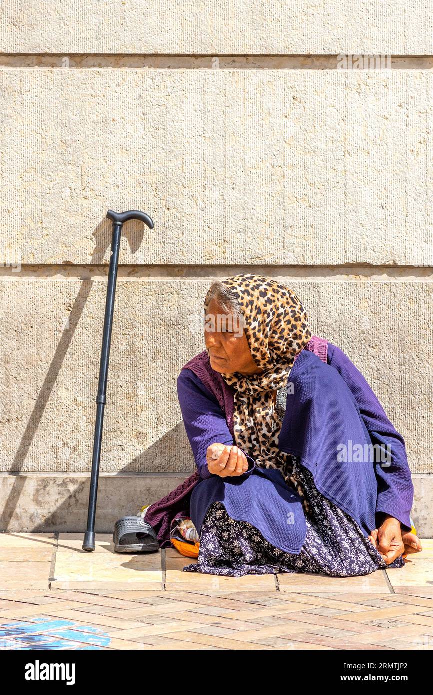 Obdachlose Frau bettelte um Geld auf der Stadtstraße - Tours, Indre-et-Loire (37), Frankreich. Stockfoto