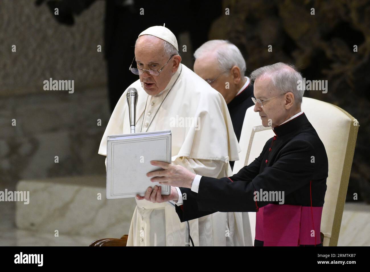 Vatikanstadt, Italien. 30. August 2023. Papst Franziskus während der Generalaudienz vom 30. August 2023, Aula Paolo VI., Vatikanstadt. Quelle: Live Media Publishing Group/Alamy Live News Stockfoto