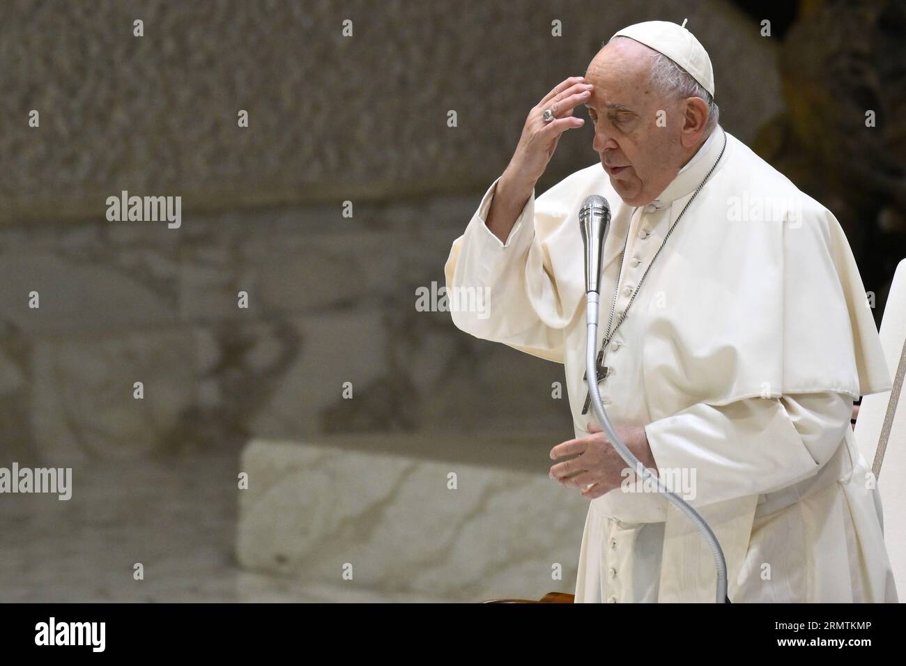 Vatikanstadt, Italien. 30. August 2023. Papst Franziskus während der Generalaudienz vom 30. August 2023, Aula Paolo VI., Vatikanstadt. Quelle: Live Media Publishing Group/Alamy Live News Stockfoto