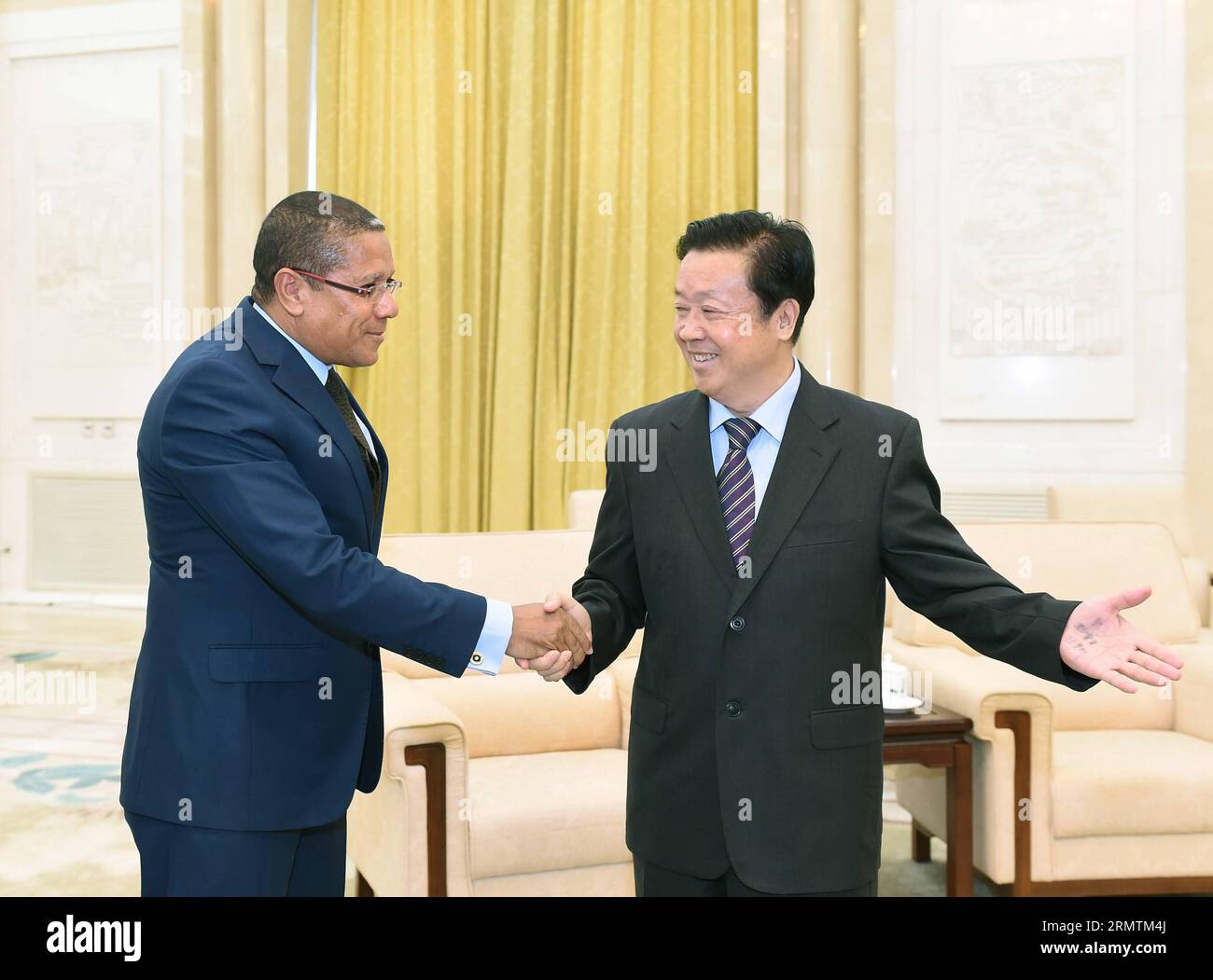 (140910) -- PEKING, 10. September 2014 -- Wang Shengjun (R), stellvertretender Vorsitzender des Ständigen Ausschusses des Nationalen Volkskongresses Chinas (NPC), trifft sich mit Julio Correia, Generalsekretär der Afrikanischen Unabhängigkeitspartei von Kap Verde und erster stellvertretender Sprecher der kapverdischen Nationalversammlung, in Peking, der Hauptstadt Chinas, am 10. September 2014. ) (Yxb) CHINA-BEIJING-WANG SHENGJUN-CAPE VERDE-CORREIA-MEETING(CN) LiuxJiansheng PUBLICATIONxNOTxINxCHN Peking 10. September 2014 Wang Shengjun r Stellvertretender Vorsitzender des Thing Committee of China S National Celebrities S Congress NPC trifft sich mit Julio Correia Gener Stockfoto