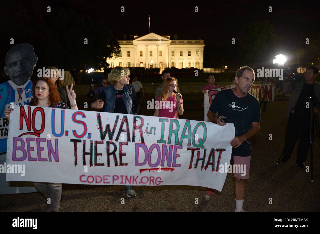 (140911) -- WASHINGTON, -- die Menschen nehmen an einer Demonstration Teil, die gegen militärische Aktionen im Irak und in Syrien protestiert, vor dem Weißen Haus in Washington, 10. September 2014. ) US-WASHINGTON-PROTEST YinxBogu PUBLICATIONxNOTxINxCHN Washington Prominente nehmen an einer Demonstration gegen militärische Aktionen im Irak und Syrien vor dem Weißen Haus in Washington Teil. September 10 2014 US-Washington Protest YinxBogu PUBLICATIONxNOTxINxCHN Stockfoto