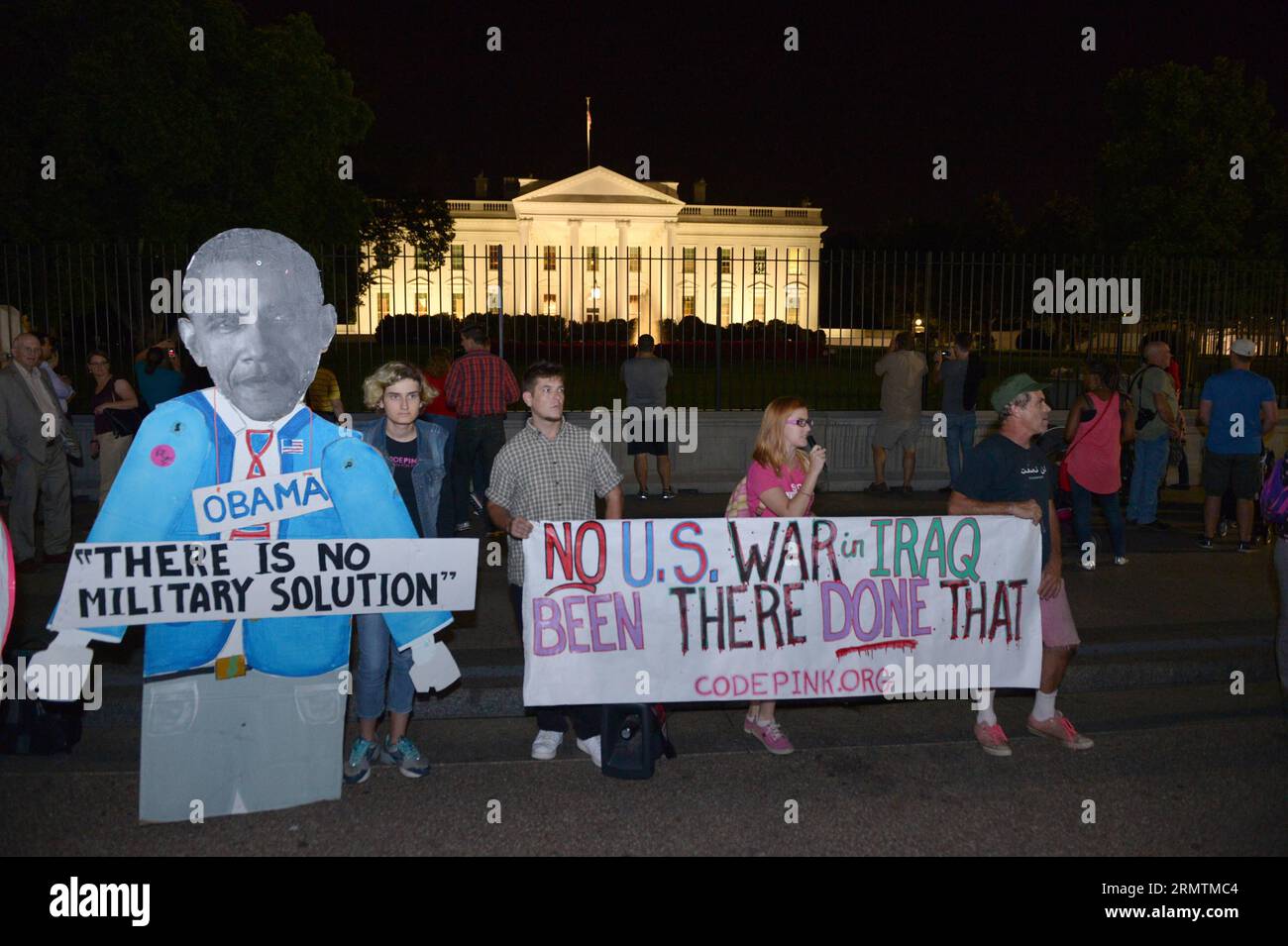 (140911) -- WASHINGTON, -- die Menschen nehmen an einer Demonstration Teil, die gegen militärische Aktionen im Irak und in Syrien protestiert, vor dem Weißen Haus in Washington, 10. September 2014. ) US-WASHINGTON-PROTEST YinxBogu PUBLICATIONxNOTxINxCHN Washington Prominente nehmen an einer Demonstration gegen militärische Aktionen im Irak und Syrien vor dem Weißen Haus in Washington Teil. September 10 2014 US-Washington Protest YinxBogu PUBLICATIONxNOTxINxCHN Stockfoto