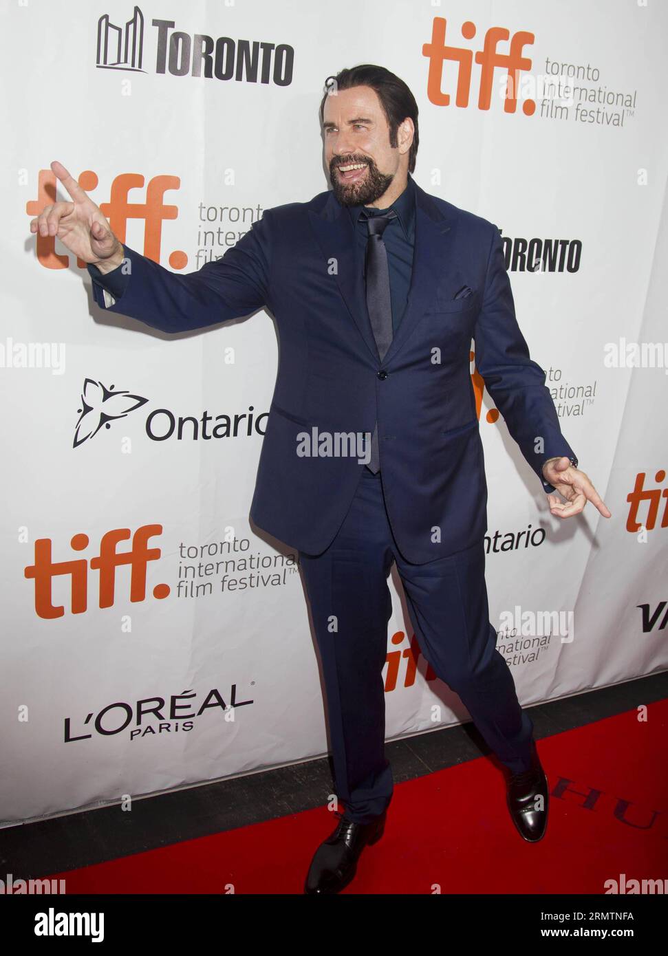 Schauspieler John Travolta posiert für Fotos vor der Uraufführung des Films The Forger in der Roy Thompson Hall während des 39. Toronto International Film Festival in Toronto, Kanada, 12. September 2014. KANADA-TORONTO-INTERNATIONAL FILM FESTIVAL-FILM DER FÄLSCHER ZouxZheng PUBLICATIONxNOTxINxCHN Schauspieler John Travolta posiert für Fotos vor der Weltpremiere des Films der Fälscher IN DER Roy Thompson Hall während des 39. Toronto International Film Festival in Toronto Kanada 12. September 2014 Kanada Toronto International Film Festival Film der Fälscher PUBLICATIONxNOTxINxCHN Stockfoto