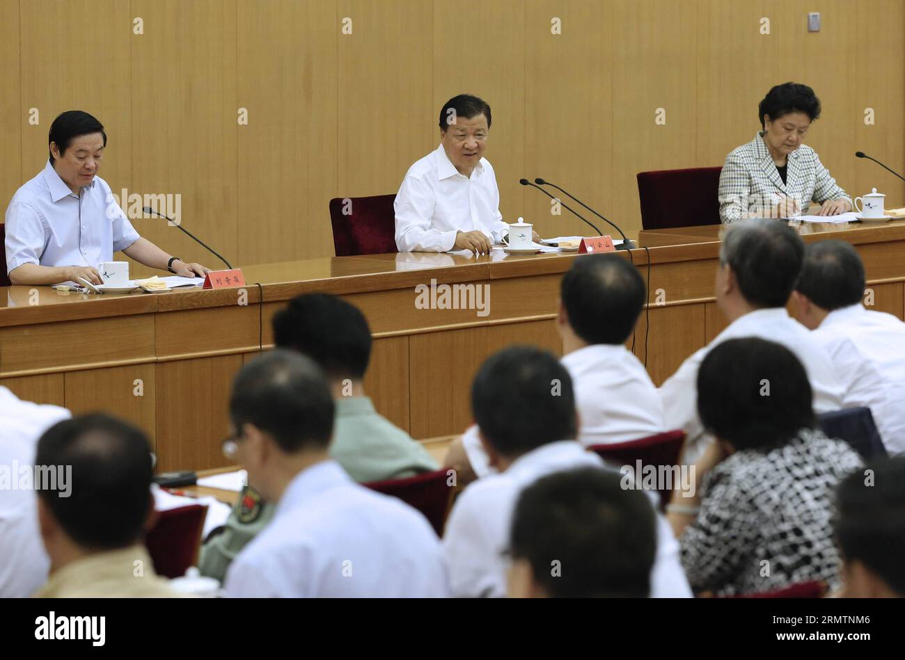 Liu Yunshan (C), Mitglied des Ständigen Ausschusses des Politischen Büros des Zentralkomitees der Kommunistischen Partei Chinas (KPCh) sowie Sekretär des Sekretariats des Zentralkomitees der KPCh, hält eine Rede, während er eine Kampagne zur Förderung sozialistischer Grundwerte vom 12. bis 13. September 2014 in Peking, der Hauptstadt Chinas, durchschaut. ) (Yxb) CHINA-BEIJING-LIU YUNSHAN(CN) PangxXinglei PUBLICATIONxNOTxINxCHN Liu Yunshan C Mitglied des Thing Committee des Politischen Büros des ZK der Kommunistischen Partei Chinas sowie Sekretär des Sekretariats der ZK der KPCh Stockfoto