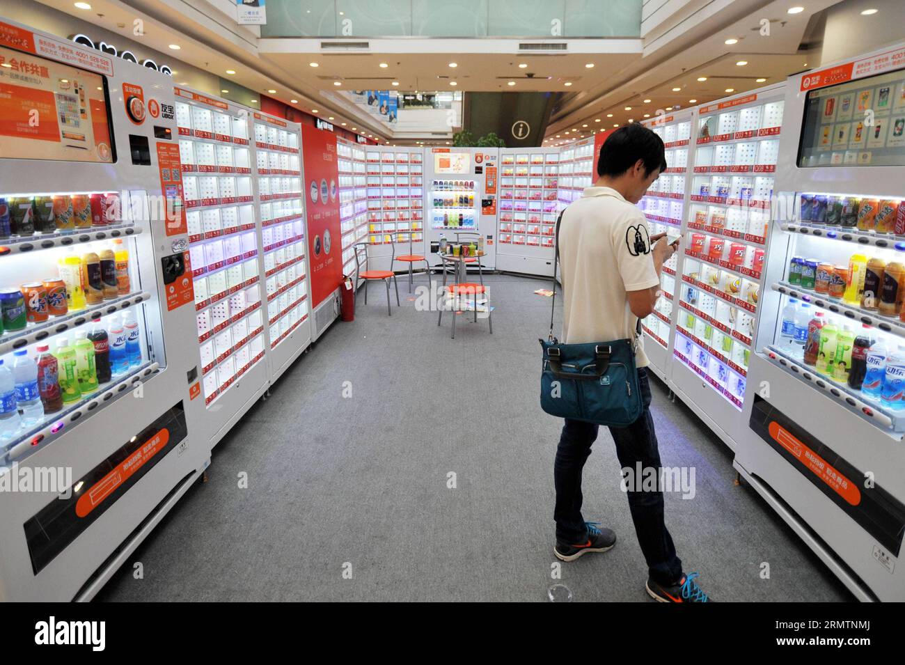 Ein Kunde stellt sein Smartphone bereit für die QR-Code-Zahlung in einem unbemannten Supermarkt in Qingdao, ostchinesische Provinz Shandong, 13. September 2014. Der Supermarkt besteht nur aus Automaten, die selbsttätige Zahlungen mit Banknoten, Münzen oder QR-Codes akzeptieren. ) (lmm) CHINA-SHANDONG-QINGDAO-SUPERMARKT-SELBSTBEDIENUNGSKASSE (CN) WangxHaibin PUBLICATIONxNOTxINxCHN ein Kunde STELLT sein Smartphone für den QR-Code bereit Zahlung in den unbemannten Supermarkt in Qingdao Ostchina S Shan Dong Provinz Sept 13 2014 der Supermarkt besteht nur aus Autohandelsmaschinen, die ACC Stockfoto