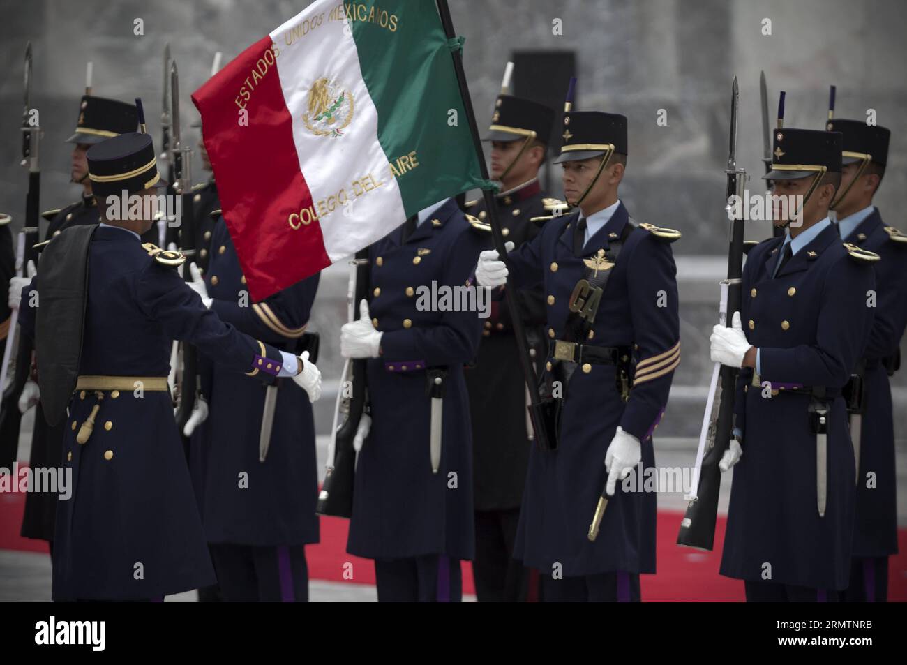 Kadetten der Militärschule nehmen an der Zeremonie zum 167. Jahrestag der Heldentat der heldenhaften Kinder von Chapultepec im Chapultepec Forest in Mexiko-Stadt, der Hauptstadt Mexikos, am 13. September Teil. 2014. am 13. September 1847 starben die Hero-Kinder bei der Verteidigung der Burg Chapultepec während der Schlacht von Chapultepec im Mexikanisch-Amerikanischen Krieg. MEXIKO-MEXIKO CITY-HEROISCHES KINDERJUBILÄUM AlejandroxAyala PUBLICATIONxNOTxINxCHN Kadetten des Military College nehmen an der Zeremonie zum Jahrestag der Heldentat der heldenhaften Kinder von Chapultepe Teil Stockfoto