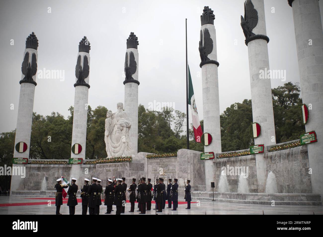 Kadetten der Militärschule nehmen an der Zeremonie zum 167. Jahrestag der Heldentat der heldenhaften Kinder von Chapultepec im Chapultepec Forest in Mexiko-Stadt, der Hauptstadt Mexikos, am 13. September Teil. 2014. am 13. September 1847 starben die Hero-Kinder bei der Verteidigung der Burg Chapultepec während der Schlacht von Chapultepec im Mexikanisch-Amerikanischen Krieg. MEXIKO-MEXIKO CITY-HEROISCHES KINDERJUBILÄUM AlejandroxAyala PUBLICATIONxNOTxINxCHN Kadetten des Military College nehmen an der Zeremonie zum Jahrestag der Heldentat der heldenhaften Kinder von Chapultepe Teil Stockfoto