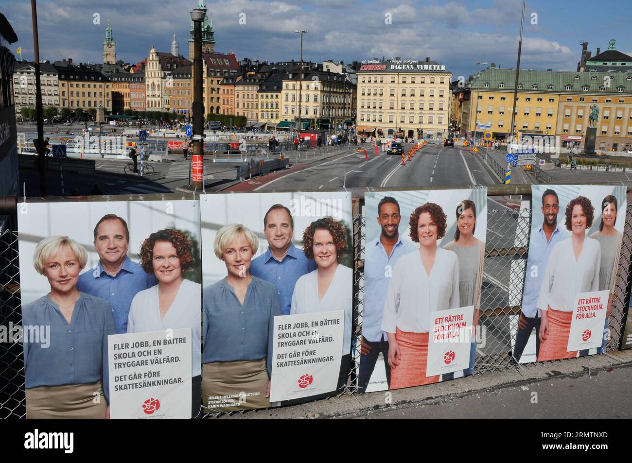 Plakate der Kampagne sind in der Innenstadt von Stockholm, der Hauptstadt Schwedens, am 13. September 2014 zu sehen. Der Wahltag ist am 14. September 2014. Der Wahltag ist am 14. September 2014. Die parlamentswahlen in den Riksdag, der das Äquivalent des parlaments darstellt, finden am Sonntag statt, ebenso wie die Wahlen zu den Kommunalversammlungen und den gemeinderatsversammlungen. ) SCHWEDEN-STOCKHOLM-GERNERAL WAHLKAMPF RobxSchoenbaum PUBLICATIONxNOTxINxCHN Kampagne Poster sind Seen in der Innenstadt Stockholm Hauptstadt von Schweden September 13 2014 WAHLTAG IST AM September 14 2014 WAHLTAG IST AM September 14 2014 die allgemeine WAHL zum Ri Stockfoto