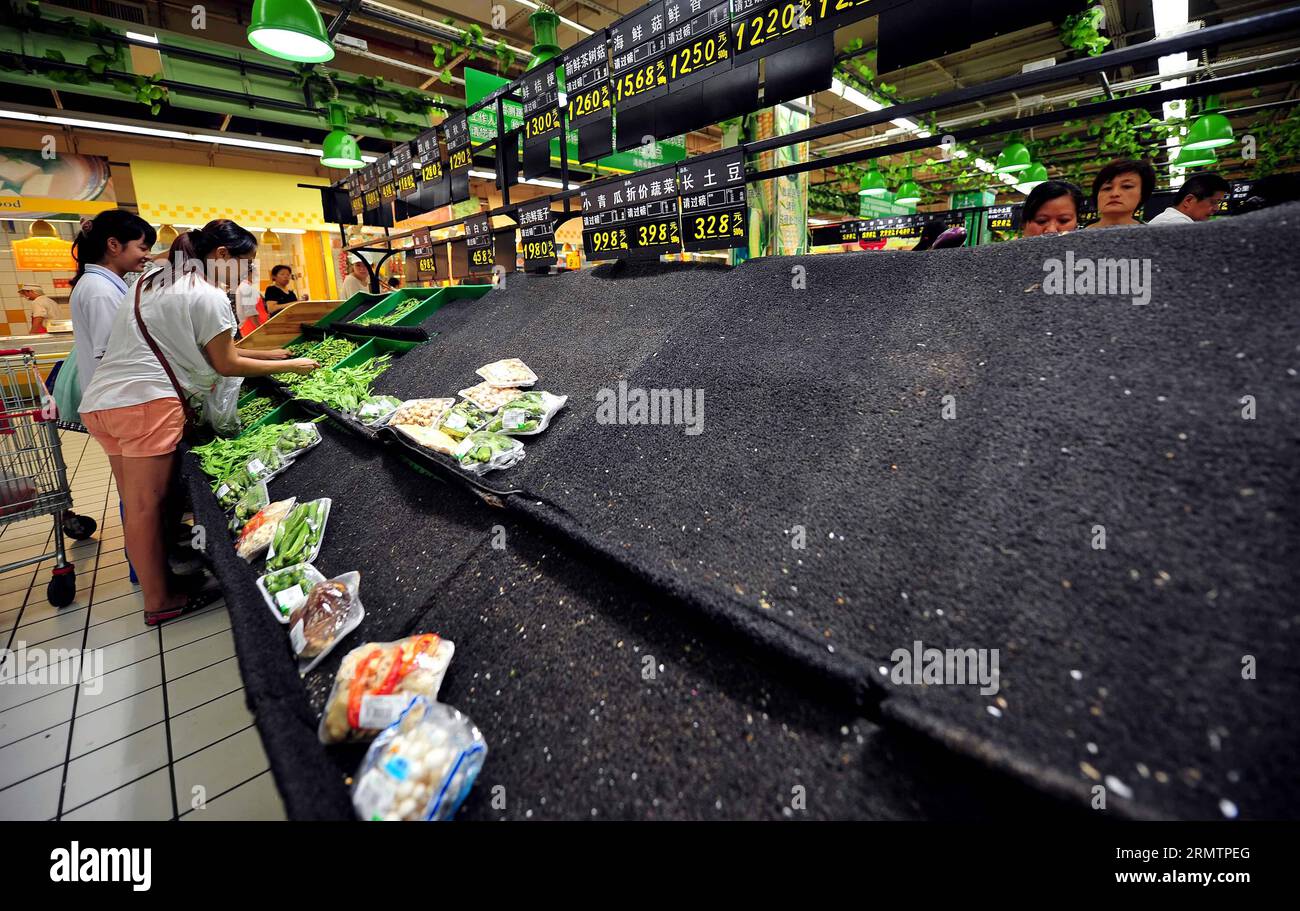 Das Regal für Gemüse ist fast leer in einem Supermarkt in Haikou, der Hauptstadt der südchinesischen Insel Hainan Province, 15. September 2014. Die Hainan-Regierung gab am Montag um 10.00 Uhr den höchsten Grad-I-Alarm gegen den Taifun Kalmaegi aus, der am Montag um 16.00 Uhr auf dem Meer 645 km südöstlich von Leizhou City, Provinz Guangdong, gesichtet wurde. Die Menschen in Hainan strömten in Supermärkte, um Nahrung und Wasser aufzubewahren. ) (hdt) CHINA-HAIKOU-TAIFUN (CN) GuoxCheng PUBLICATIONxNOTxINxCHN das Regal für Gemüse IST fast leer in einem Supermarkt in Haikou Hauptstadt Südchinas, Island, Provinz Hainan, 1. September Stockfoto