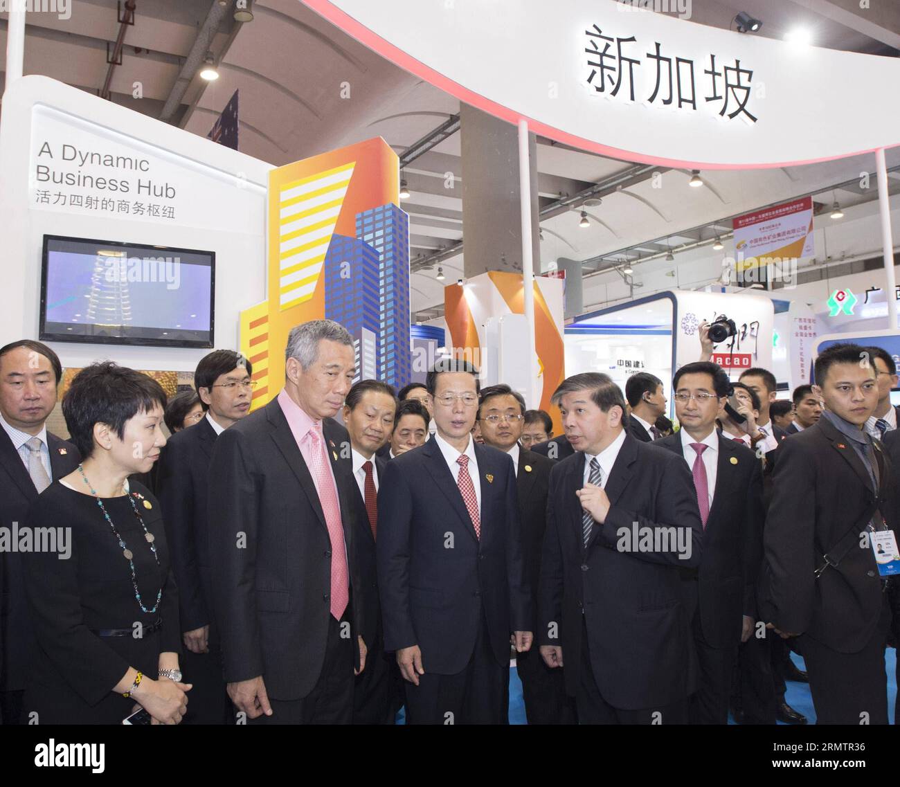 Der chinesische Vizepremierminister Zhang Gaoli (3. L, Front) und der Premierminister Singapurs Lee Hsien Loong (2. L, Front) nehmen an der Eröffnung der Sektion Singapur während der 11. China-ASEAN-Expo, auch des 11. China-ASEAN-Geschäfts- und Investitionsgipfels, in Nanning, der Hauptstadt der südchinesischen autonomen Region Guangxi Zhuang, Teil. September 2014. ) (mp) CHINA-NANNING-ZHANG GAOLI-CAEXPO (CN) WangxYe PUBLICATIONxNOTxINxCHN der chinesische Vize-Premier Zhang GAOLI 3. Front und die Premierminister Singapurs Lee Hsien Loong 2. Front nehmen an der Einleitung der Sektion Singapur während der 11. China ASEAN-EXPO Teil, die bis dahin stattfindet Stockfoto