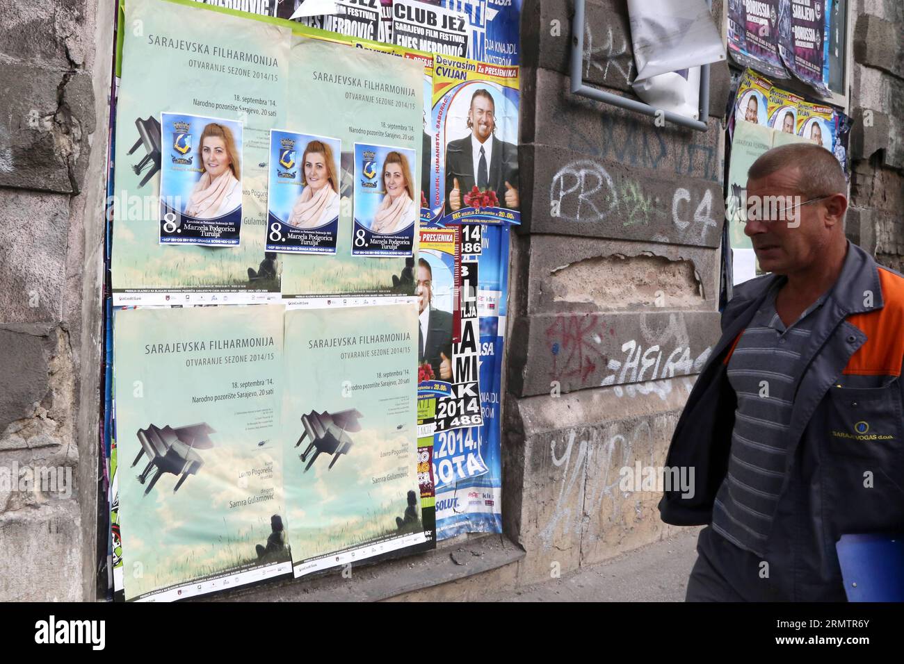 (140916) -- SARAJEVO, 16. September 2014 -- Ein Mann schaut sich Poster für die Wahlkampagne in Sarajevo, Bosnien und Herzegowina, 16. September 2014 an. Die Kampagne der allgemeinen Wahlen in Bosnien und Herzegowina wird bis zum 12. Oktober, dem Tag der Wahl, fortgesetzt. ) (dzl) BiH-ELECTION COMPAIGN-POSTER HarisxMemija PUBLICATIONxNOTxINxCHN Sarajevo 16. September 2014 ein Mann schaut sich Poster für die WAHLKAMPAGNE in Sarajevo Bosnien und Herzegowina 16. September 2014 die Kampagne der allgemeinen WAHLEN in Bosnien und Herzegowina wird bis zum 12. Oktober fortgesetzt, dem Tag der WAHL dzl BIH Compaignin PLAKATE PUBLIC Stockfoto