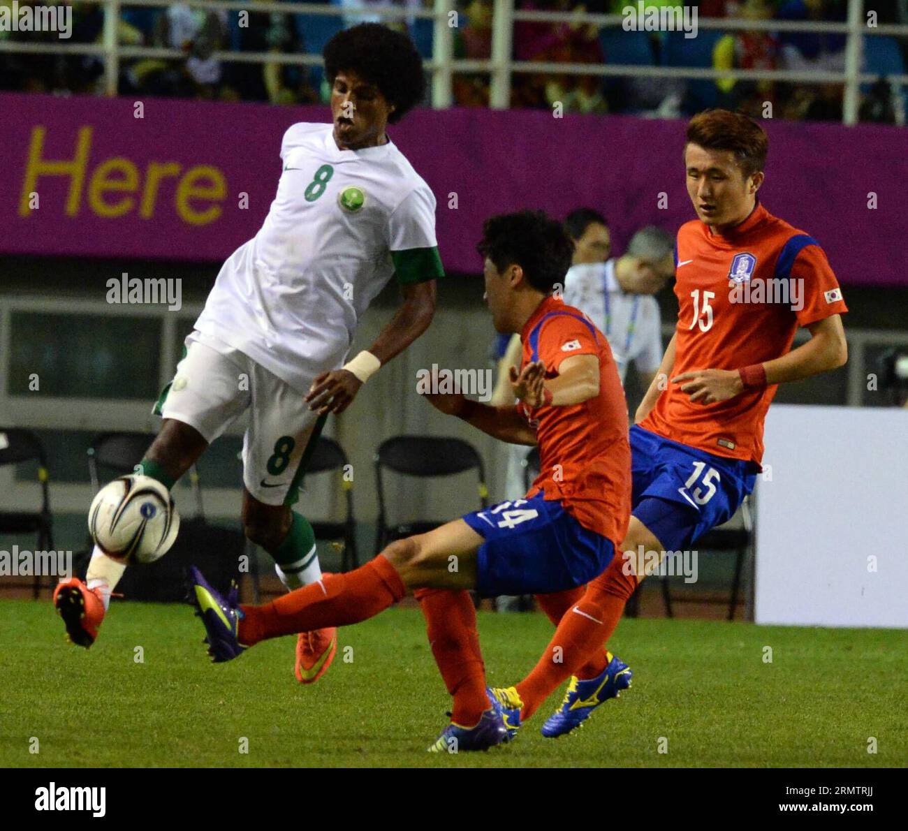 (140917) -- INCHEON, 17. September 2014 -- Alghamdi Raed Abdullah aus Saudi-Arabien (1. L) tritt während der ersten Runde des Männer-Fußballs am 17. September 2014 bei den Asienspielen in Incheon (Südkorea) an. Korea gewann 1:0. )(lz) (SP)SÜDKOREA-INCHEON-ASIATISCHE SPIELE-FUSSBALL MaxPing PUBLICATIONxNOTxINxCHN Incheon 17. September 2014 Alghamdi Raed Abdullah aus Saudi-Arabien 1. L tritt während der Männer Fußball-Erstrunde Gruppe A AN den 17. Asienspielen in Incheon Südkorea AM 17. September 2014 Korea gewann 1 0 LZ Südkorea Incheon Asian Games Fußball-SpielzeugBÜNDUNGXNOTxINxCHN Stockfoto