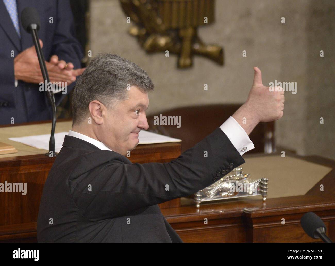 (140918) -- WASHINGTON D.C., 18. September 2014 -- der ukrainische Präsident Petro Poroschenko begrüßt während einer gemeinsamen Sitzung des US-Kongresses im US-Kapitol in Washington D.C., den Vereinigten Staaten, 18. September 2014. Petro Poroschenko bat den US-Kongress am Donnerstag um mehr Unterstützung im Kampf gegen die Rebellen im Osten des Landes. US-WASHINGTON-UKRAINE-POROSCHENKO YinxBogu PUBLICATIONxNOTxINxCHN Washington D C 18. September 2014 der ukrainische Präsident Petro Poroschenko begrüßt während einer gemeinsamen Sitzung des US-Kongresses im US-Kapitol in Washington D C die Vereinigten Staaten 18. September 2014 Petro Poros Stockfoto