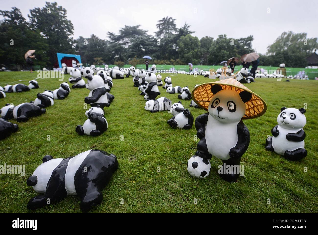 (140919) -- HANGZHOU, 19. September 2014 -- Panda-Figuren werden auf einem Rasen in der Nähe des Westsees in Hangzhou, ostchinesische Provinz Zhejiang, 19. September 2014, ausgestellt. Insgesamt 1.600 Pandas, die aus umweltfreundlichen Materialien hergestellt wurden, sind Werke des französischen Künstlers Paulo Grangeon. Diese Pandas haben viele Städte wie Paris, Berlin und Hongkong besucht. ) (lfj) CHINA-ZHEJIANG-HANGZHOU-PANDA FIGUREN (CN) XuxYu PUBLICATIONxNOTxINxCHN Hangzhou 19. September 2014 Panda-Figuren werden AUF einem Rasen in der Nähe des WESTSEES in Hangzhou Ostchina S Zhejiang Provinz 19. September 2014 insgesamt 1 600 Pandas angezeigt, die wir haben Stockfoto