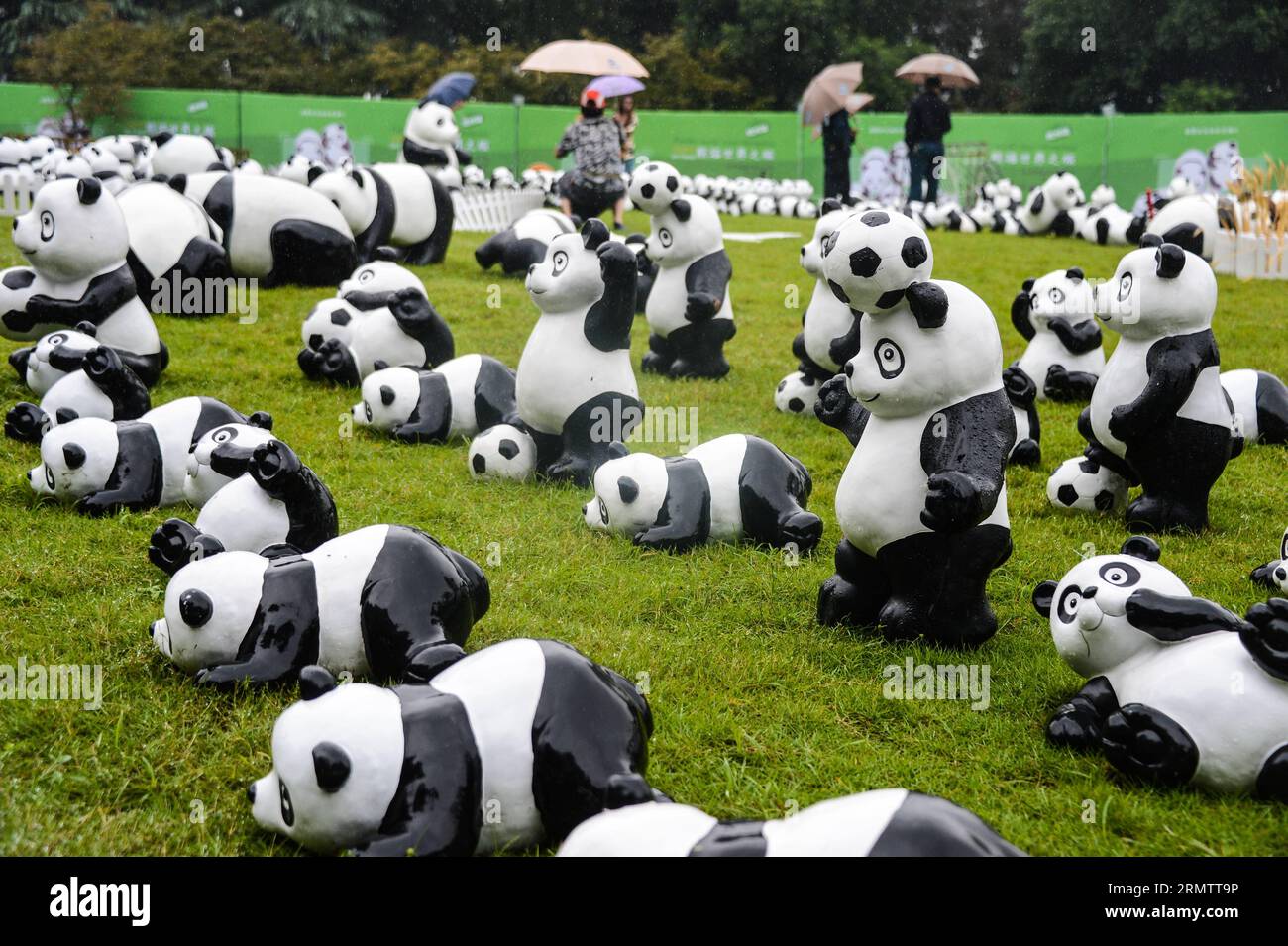 (140919) -- HANGZHOU, 19. September 2014 -- Panda-Figuren werden auf einem Rasen in der Nähe des Westsees in Hangzhou, ostchinesische Provinz Zhejiang, 19. September 2014, ausgestellt. Insgesamt 1.600 Pandas, die aus umweltfreundlichen Materialien hergestellt wurden, sind Werke des französischen Künstlers Paulo Grangeon. Diese Pandas haben viele Städte wie Paris, Berlin und Hongkong besucht. ) (lfj) CHINA-ZHEJIANG-HANGZHOU-PANDA FIGUREN (CN) XuxYu PUBLICATIONxNOTxINxCHN Hangzhou 19. September 2014 Panda-Figuren werden AUF einem Rasen in der Nähe des WESTSEES in Hangzhou Ostchina S Zhejiang Provinz 19. September 2014 insgesamt 1 600 Pandas angezeigt, die wir haben Stockfoto