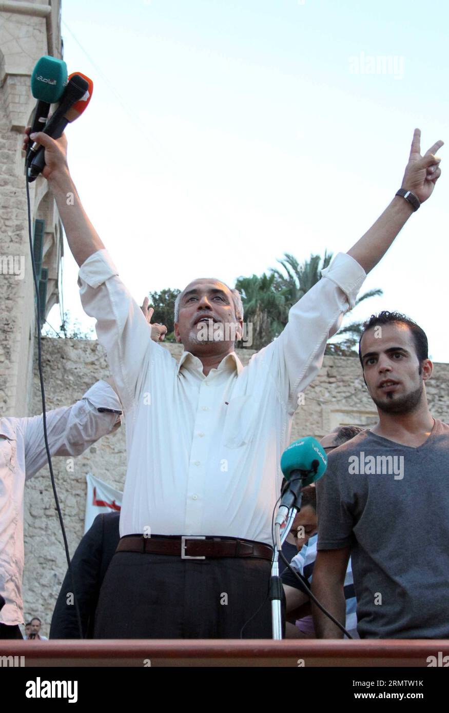 (140919) -- TRIPOLI, 19. September -- Libyens islamistisch unterstützter Premierminister Omar al-Hasi jubelt seinen Anhängern bei einer Kundgebung auf dem Märtyrerplatz in Tripoli, Libyen, am 19. September 2014 zu. Hunderte von Menschen gingen in Tripolis auf die Straße, um ihre Unterstützung für den vom Islamisten unterstützten Premierminister Omar al-Hasi zu zeigen. Seit Juli jongliert Libyen mit zwei rivalisierenden Regierungen, einer unter der Führung der islamistischen Hasi und einer anderen unter der Leitung des prosäkularen Abdullah al-Thinni, der sich jetzt im Exil in Libyens östlicher Stadt Tobruk befindet. ) LIBYEN-TRIPOLI-HASI-RALLY HamzaxTurkia PUBLICATIONxNOTxINxCHN Tripoli Sept 19 Libyen S Islamist Stockfoto