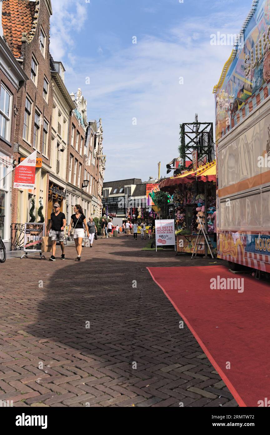 Malerische Straße mit Uhrengiebel aus Renaissance-Architektur im alten Stadtzentrum von Hoorn in den Niederlanden, Einkaufsstraße und Messe Stockfoto