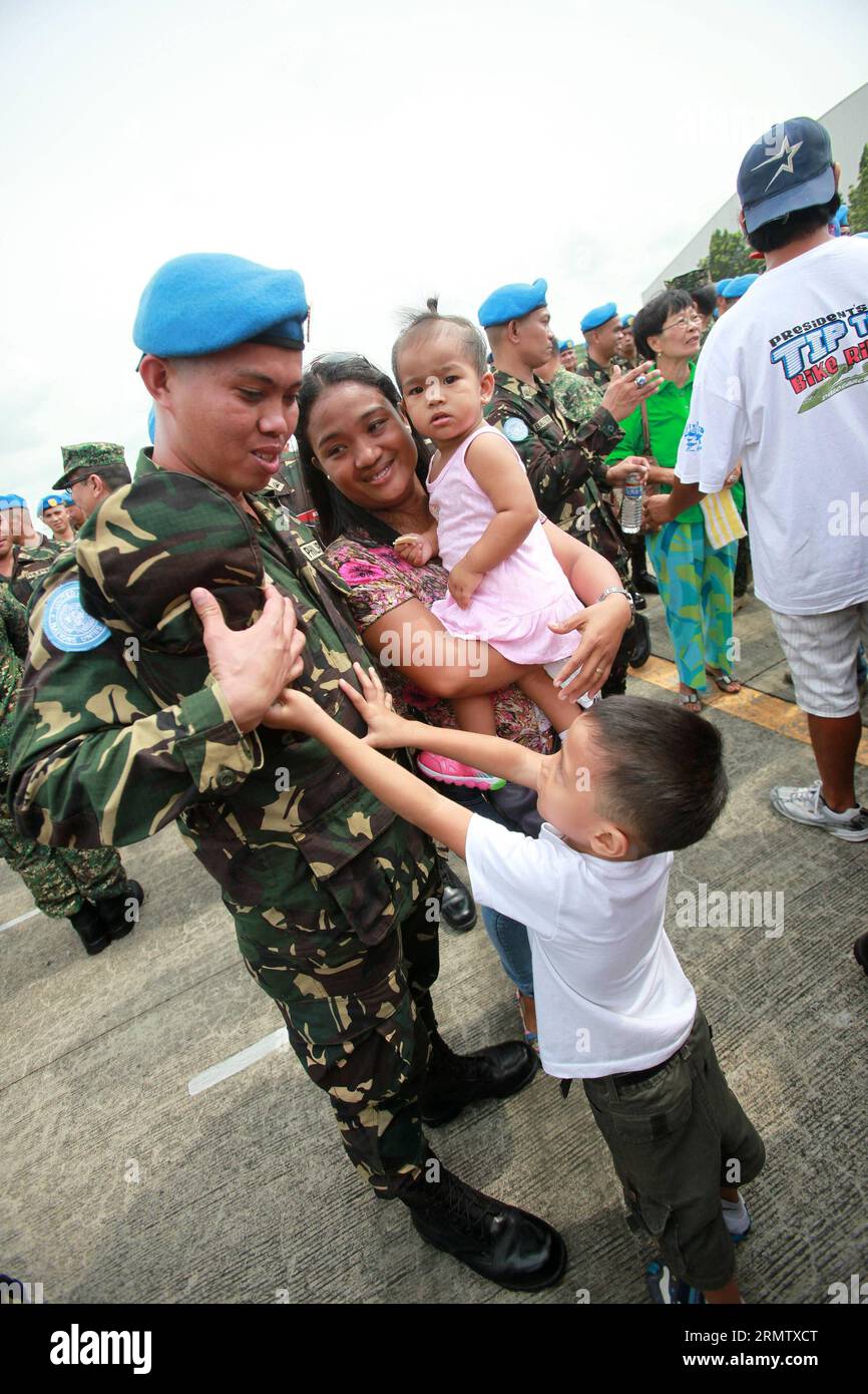 Ein Soldat der Streitkräfte der Philippinen (AFP) verabschiedet sich von seiner Familie während der Abberufungszeremonie für das 18. AFP-Kontingent der United Nations Peace Keeping Force auf dem Villamor Air Base in Pasay City, Philippinen, 22. September 2014. 157 Soldaten werden für weniger als ein Jahr nach Haiti entsandt. ) PHILIPPINEN-PASAY STADT-UN-FRIEDENSSICHERUNGSZEREMONIE RouellexUmali PUBLICATIONxNOTxINxCHN ein Soldat der Streitkräfte der Philippinen AFP verabschiedet sich von seiner Familie während der Abschiebehandlung des 18. AFP-Kontingents Gent zur UN-Friedenstruppe IN Villamor Air Stockfoto