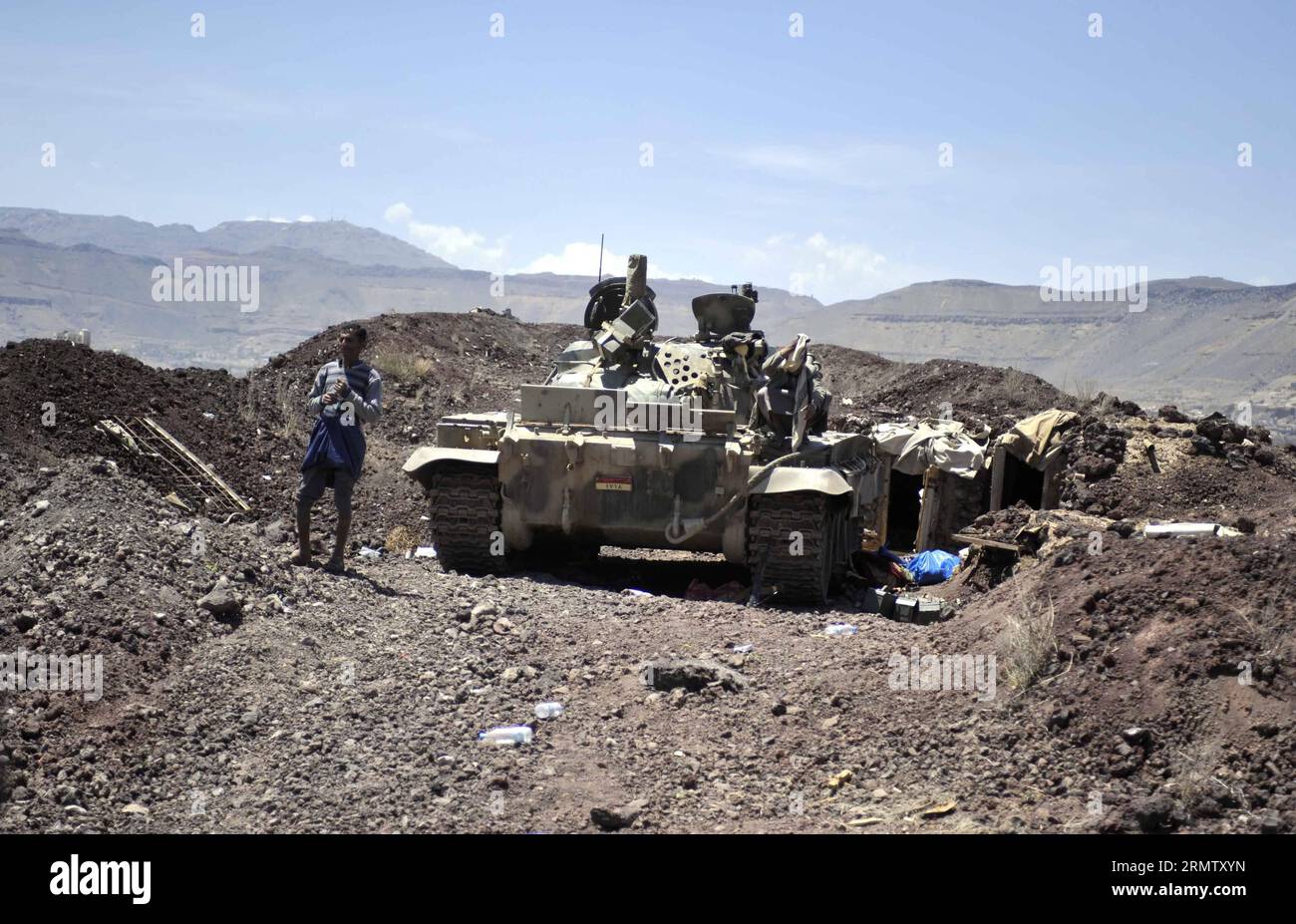(140922) -- SANAA, 22. September 2014 -- schiitische Houthi-Rebellen treiben einen Panzer in der Kaserne der 1. Panzerdivision, die am 22. September 2014 von den Rebellen in Sanaa, Jemen, kontrolliert wurde. Die schiitischen Huthi-Rebellen richteten am Montag Kontrollpunkte ein und entsandten Kämpfer, um wichtige Regierungsinstitutionen in der jemenitischen Hauptstadt Sanaa zu bewachen, als sie die Stadt nach einwöchigen Kämpfen gegen die Armee und sunnitische Milizen überrannten. JEMEN-SANAA-SHIITE REBEL-CAPITAL-OCCUPATION HanixAli PUBLICATIONxNOTxINxCHN Sanaa 22. September 2014 Shiite Houthi Rebellen fahren einen Panzer in der Kaserne der 1. Panzerdivision, die von T KONTROLLIERT wird Stockfoto