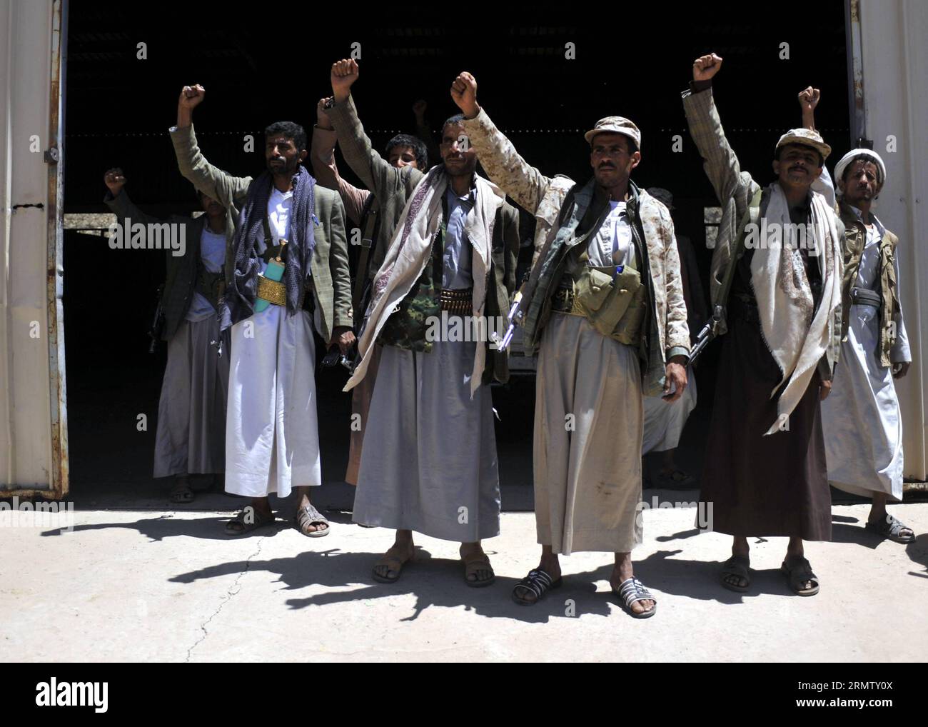 (140922) -- SANAA, 22. September 2014 -- schiitische Houthi-Rebellen schreien Parolen in der Kaserne der 1. Panzerdivision, die am 22. September 2014 von den Rebellen in Sanaa, Jemen, kontrolliert wurde. Die schiitischen Huthi-Rebellen richteten am Montag Kontrollpunkte ein und entsandten Kämpfer, um wichtige Regierungsinstitutionen in der jemenitischen Hauptstadt Sanaa zu bewachen, als sie die Stadt nach einwöchigen Kämpfen gegen die Armee und sunnitische Milizen überrannten. JEMEN-SANAA-SHIITE REBEL-CAPITAL-OCCUPATION HanixAli PUBLICATIONxNOTxINxCHN Sanaa 22. September 2014 schiitische Houthi-Rebellen rufen Slogans in der Kaserne der 1. PANZERDIVISION, die von KONTROLLIERT werden Stockfoto