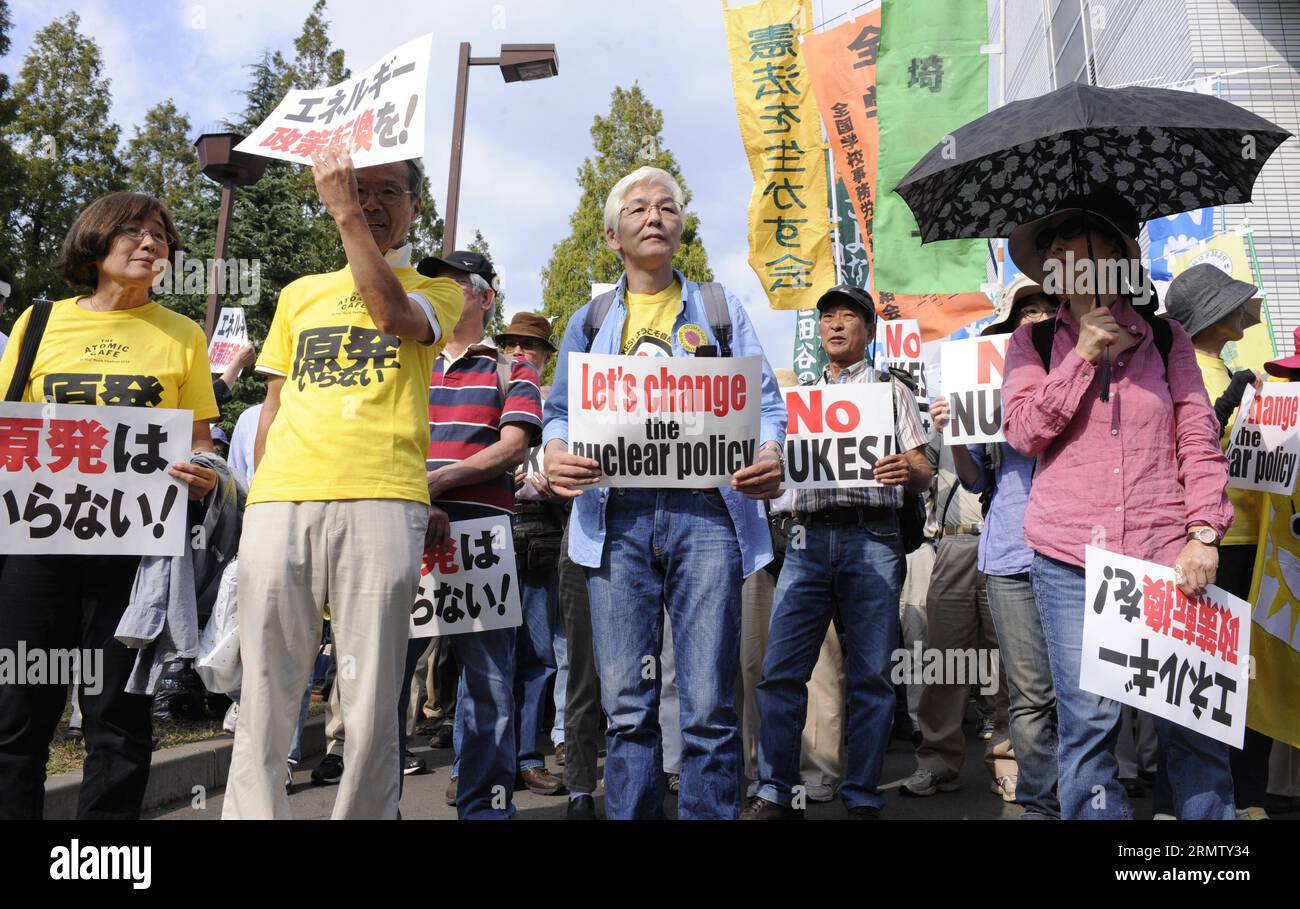 (140923) -- TOKIO, 23. September 2014 -- Menschen nehmen an einer Anti-Atomdemonstration in Tokio, Japan, 23. September 2014 Teil. 16.000 Personen nahmen an der Demonstration Teil. ) JAPAN-TOKIO-ANTI-NUKLEAR-DEMONSTRATION Stringer PUBLICATIONxNOTxINxCHN Tokio 23. September 2014 Prominente nehmen an der Anti-Nuklear-Demonstration in Tokio Teil Japan 23. September 2014 16 000 Prominente nahmen an der Demonstration Japan Tokio Anti-Nuklear-Demonstration Stringer PUBLICATIONxNOTxINxCHN Teil Stockfoto