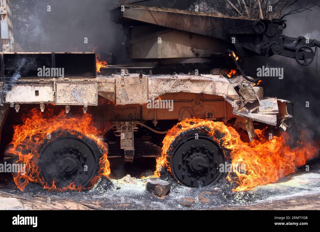 (140923) -- TRIPOLI, 23. September 2014 -- Ein gepanzertes Fahrzeug der Libya Dawn brennt, nachdem es am 23. September 2014 in der Region Wershfana in Tripoli, Libyen, getroffen wurde. Schwere Auseinandersetzungen zwischen Kämpfern der Libyschen Morgenröte und lokalen Milizen setzten sich am Dienstag in der Region Wershfana in Tripolis fort. Libyen hat seit Mai eine drastische Eskalation der Gewalt erlebt, als es zu tödlichen Zusammenstößen zwischen den islamistischen Militanten des Landes und prosäkularen Milizen kam. Die schweren Kämpfe brennen immer noch in anderen Städten wie Bengasi, Gharyan. LIBYEN-TRIPOLIS-ZUSAMMENSTÖSSE HamzaxTurkia PUBLICATIONxNOTxINxCHN Tripoli 23. September 2014 ein Arm der libyschen Morgendämmerung Stockfoto